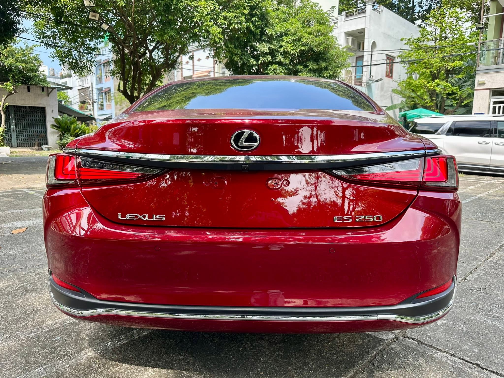 Cần bán Lexus ES 250 năm sản xuất 2022, màu đỏ, nhập khẩu, giá 1.899tỉ