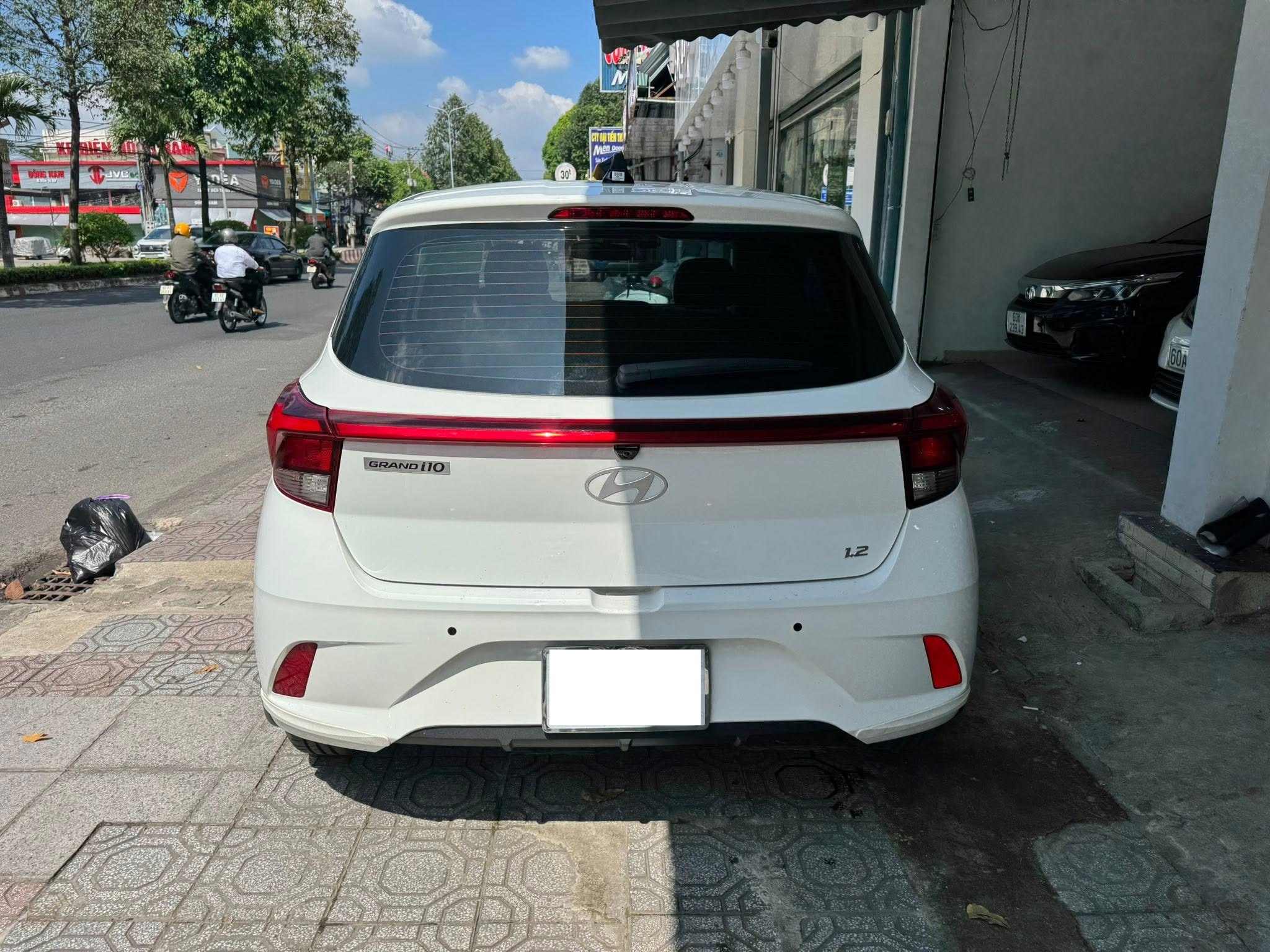 Bán Hyundai i10 1.2 AT năm sản xuất 2025, màu trắng, giá chỉ 399 triệu