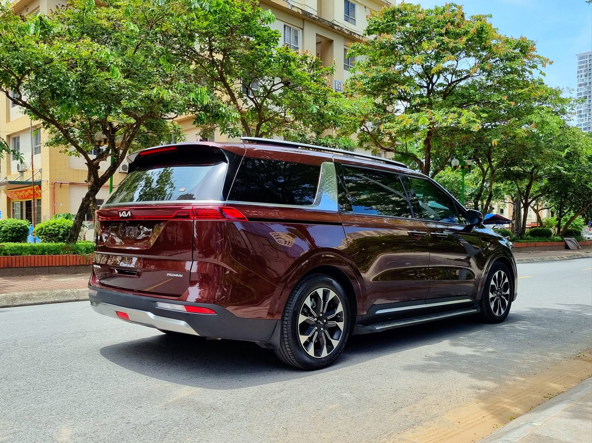 Cần bán Kia Carnival Premium 2.2D 8S năm sản xuất 2023, màu đỏ, giá chỉ 999 triệu