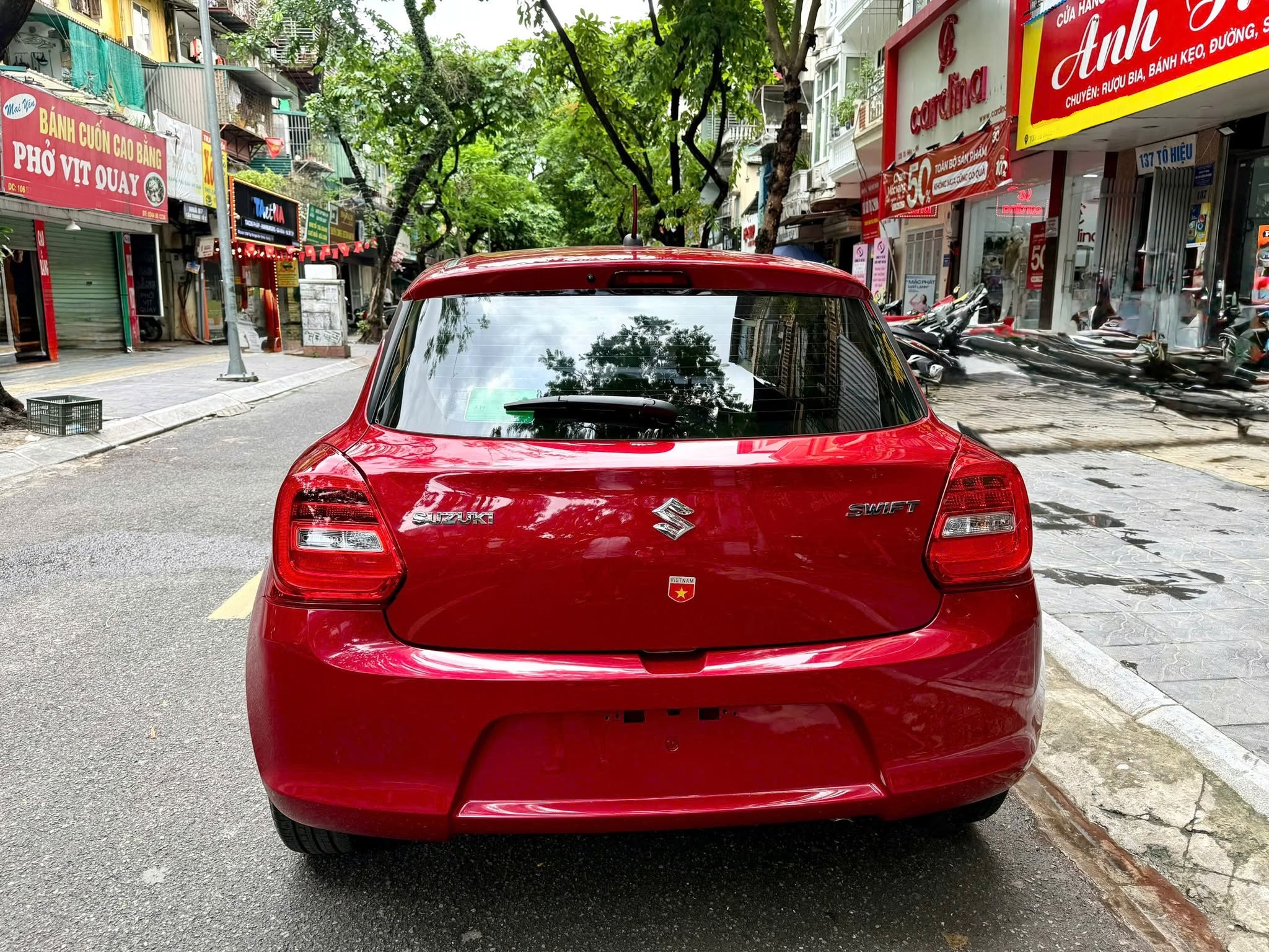 Cần bán Suzuki Swift GLX 1.2 AT sản xuất 2023, màu đỏ, xe nhập giá cạnh tranh