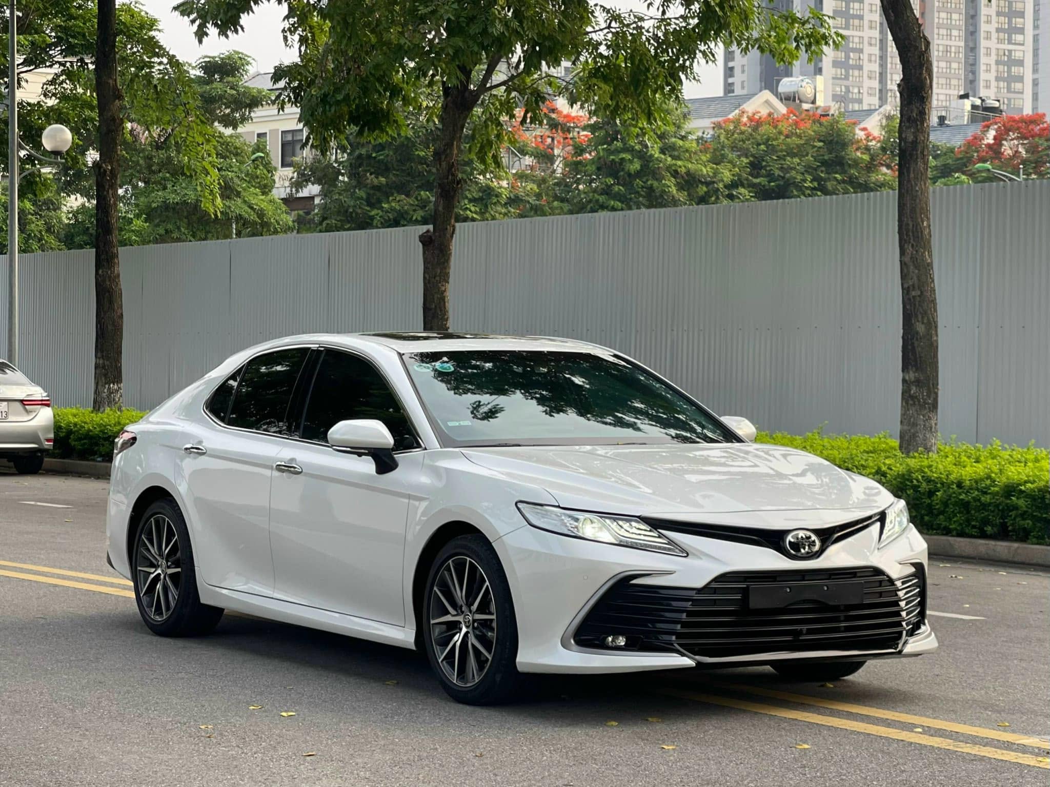 Bán Toyota Camry 2.0Q năm sản xuất 2023, màu trắng, nhập khẩu nguyên chiếc