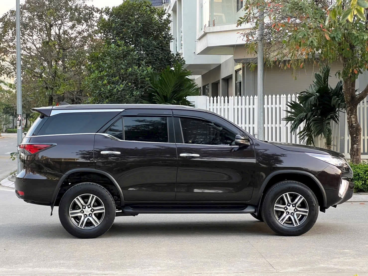 Cần bán Toyota Fortuner 2.4L 4x2 AT năm sản xuất 2020, màu đen