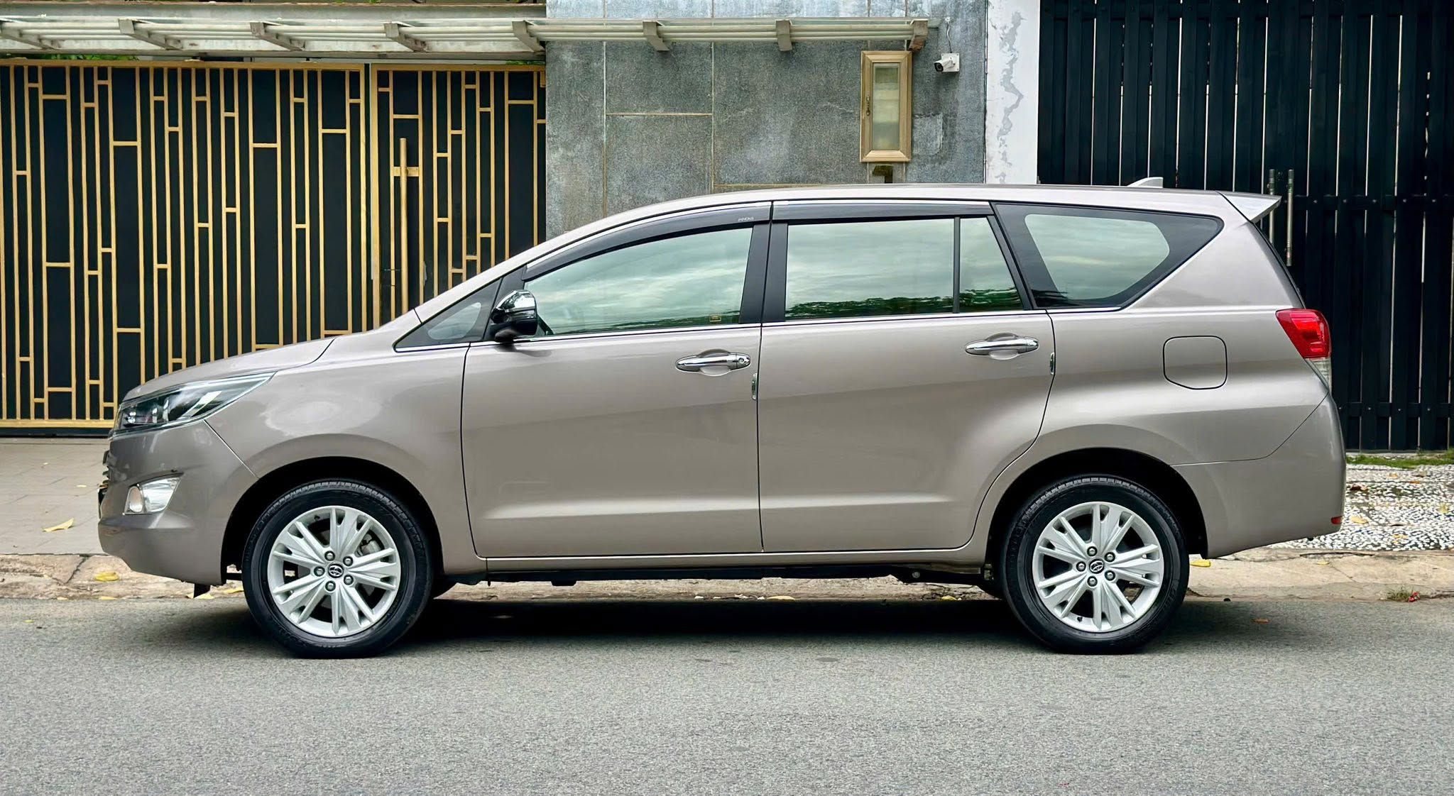 Cần bán Toyota Innova 2.0V năm 2019, màu đồng