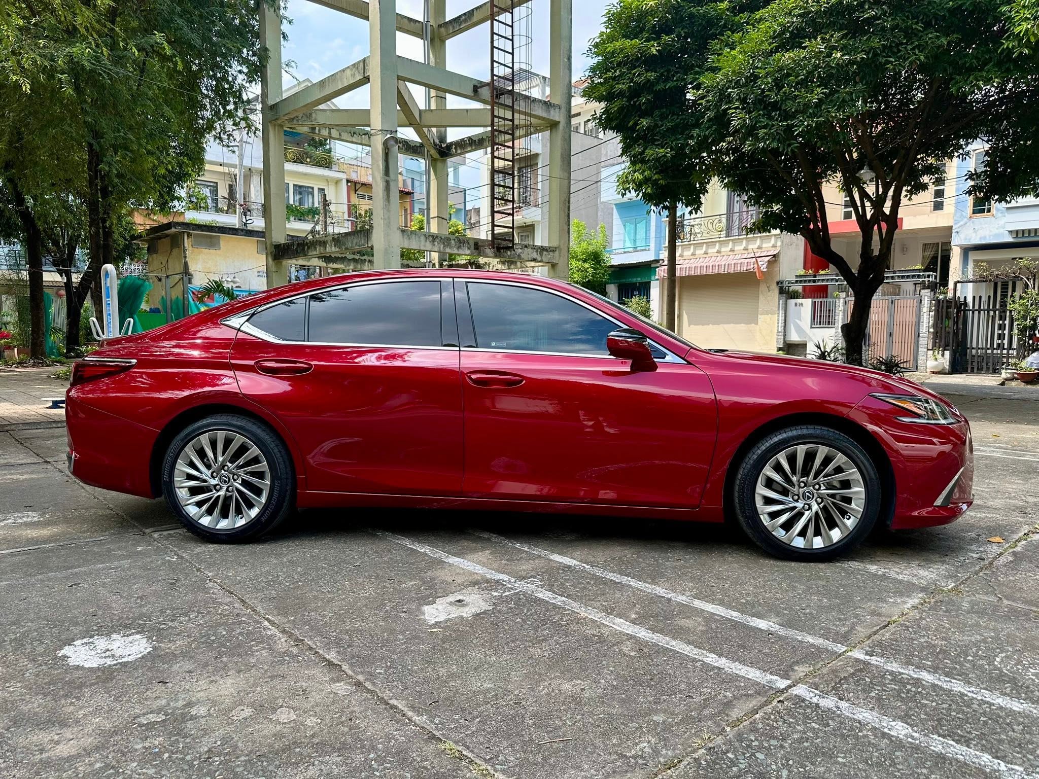 Cần bán Lexus ES 250 năm sản xuất 2022, màu đỏ, nhập khẩu, giá 1.899tỉ