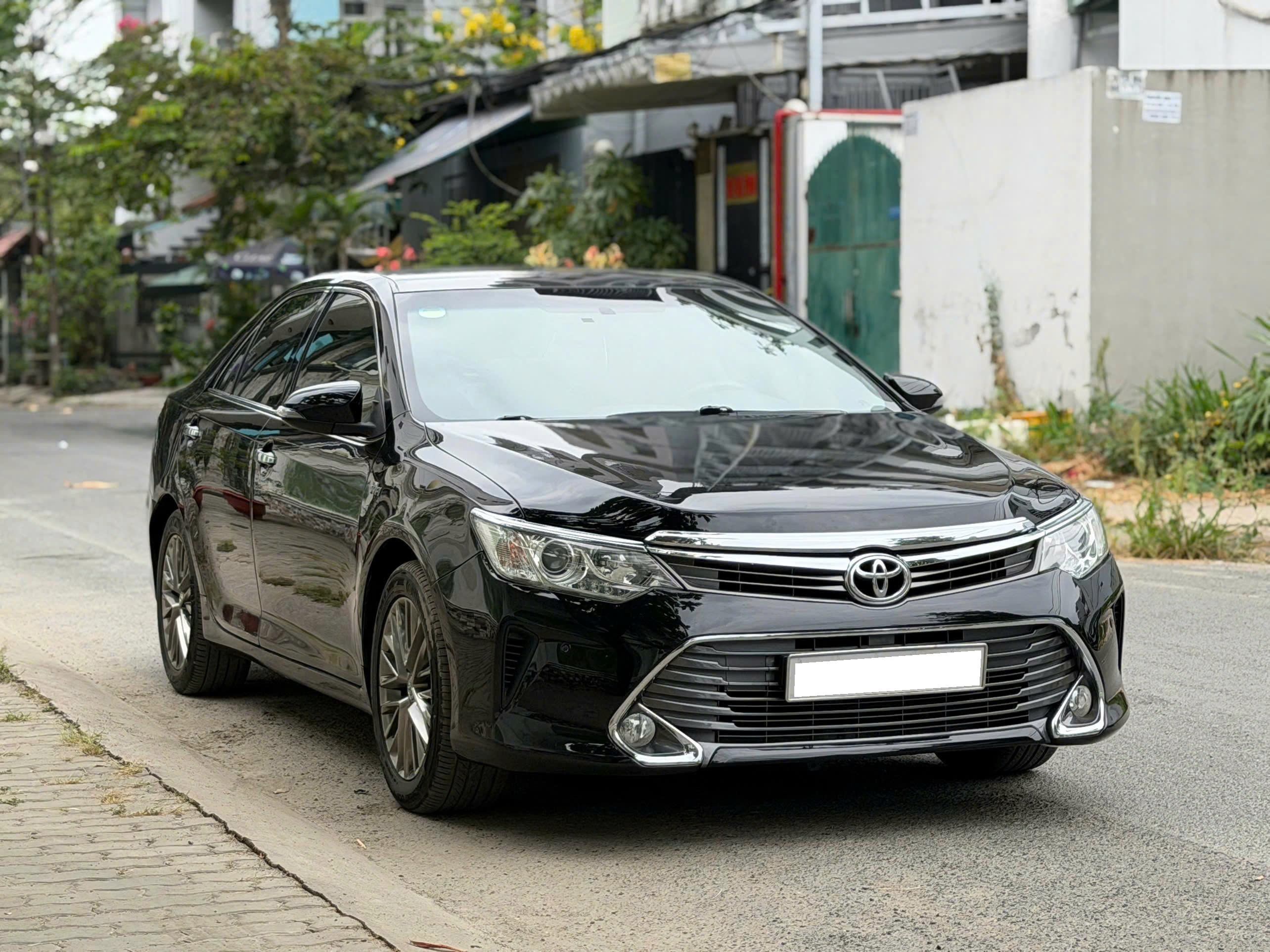 Bán xe Toyota Camry 2.5Q năm sản xuất 2017, màu đen