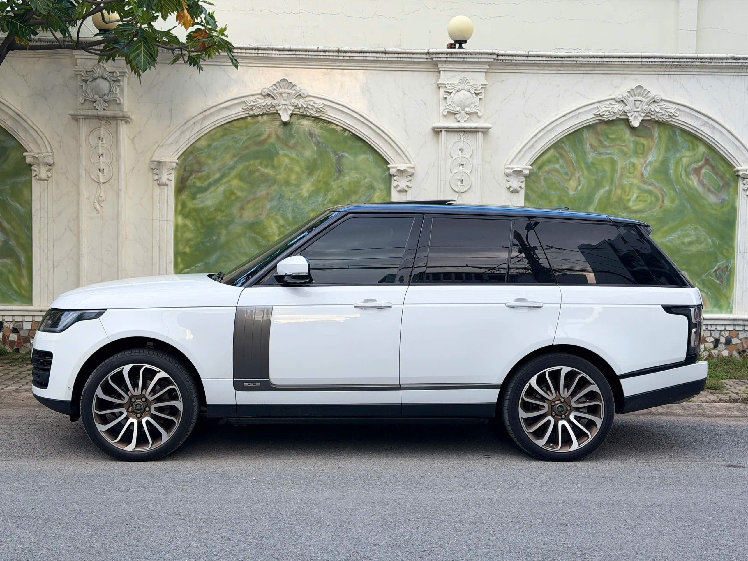 Bán LandRover Range Rover HSE LWB 3.0 sản xuất 2014, màu trắng, giá 1.599tỉ