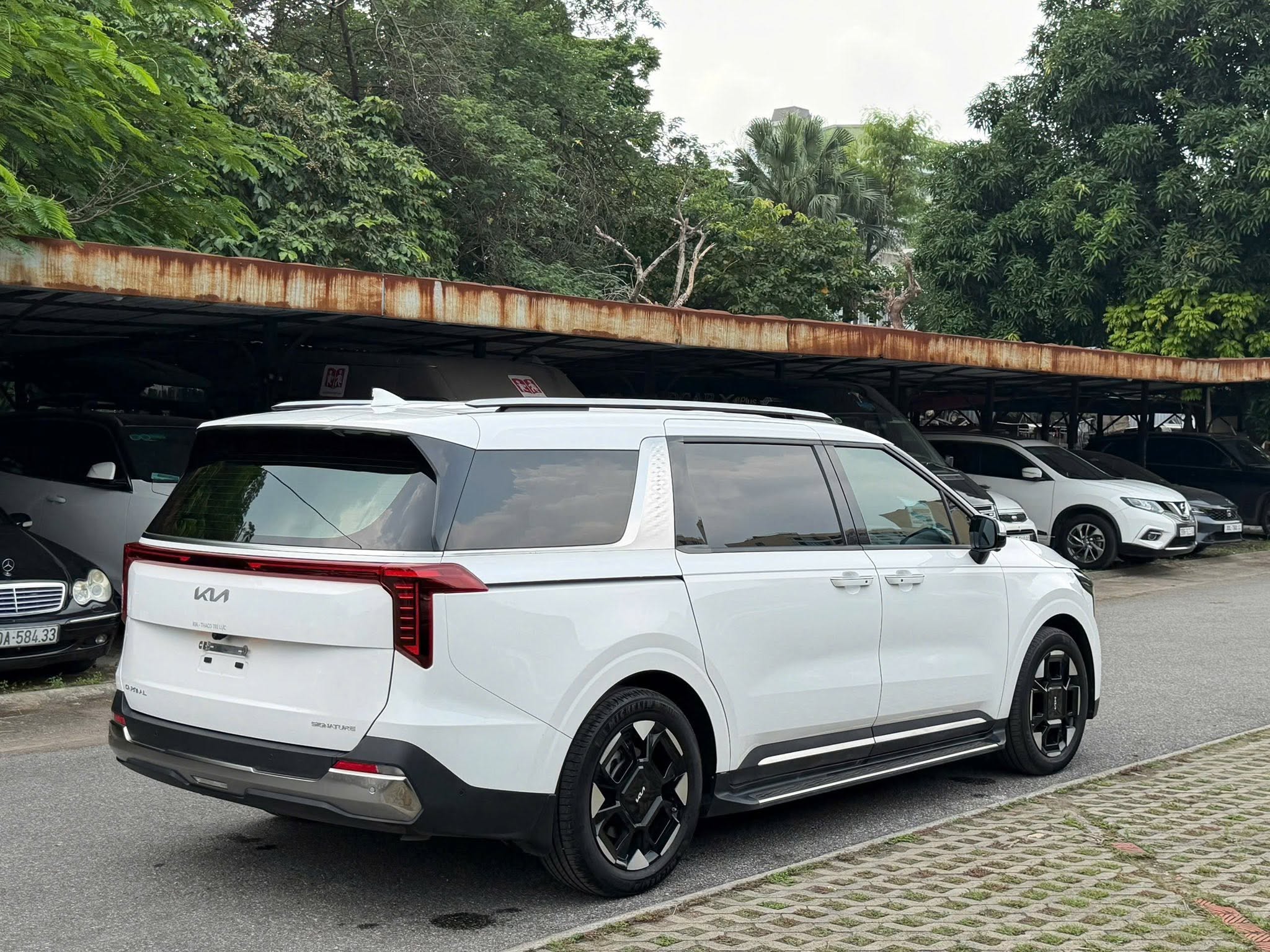 Bán Kia Carnival Signature 2.2D Full dầu năm sản xuất 2025, màu trắng