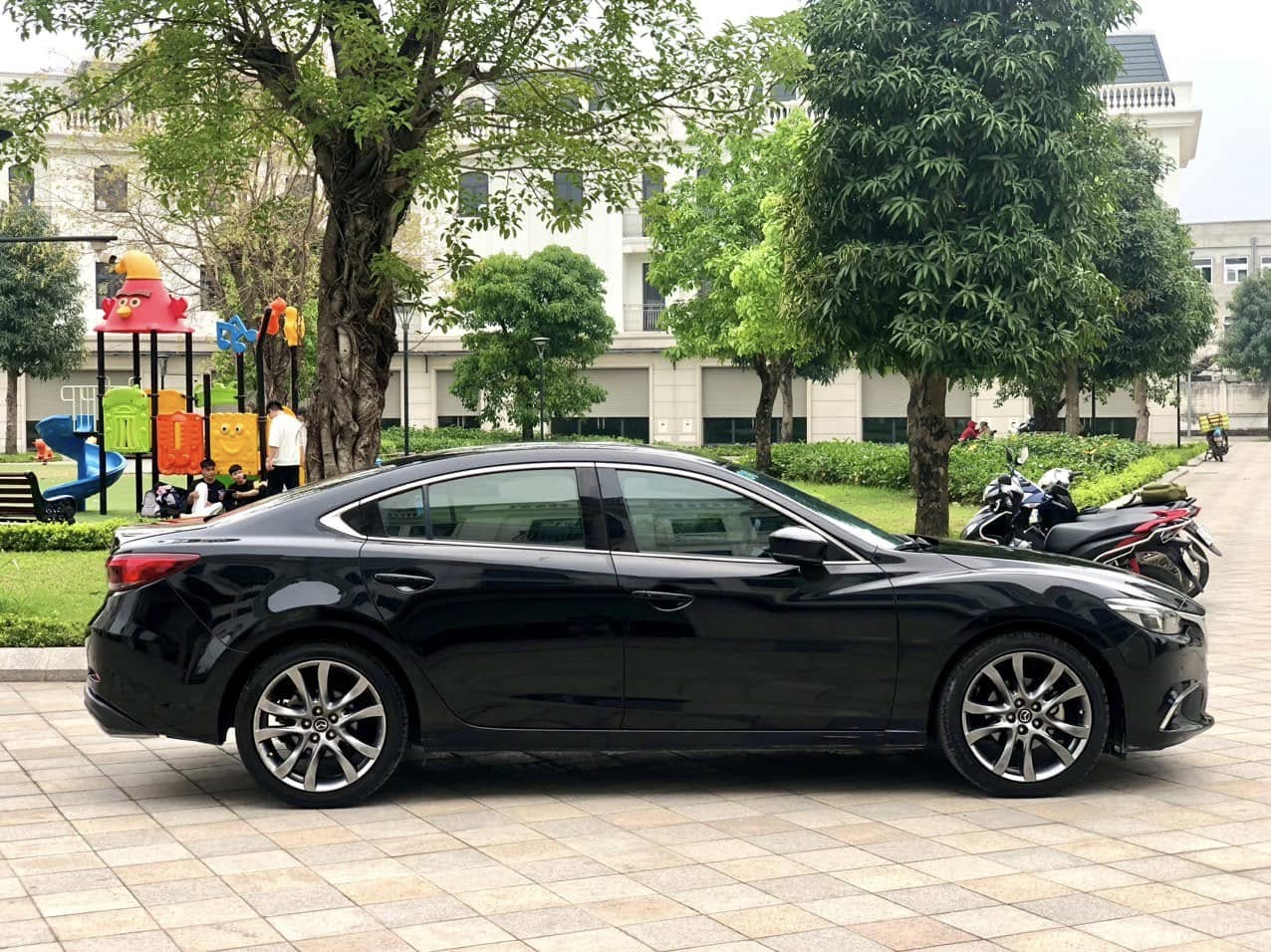Cần bán Mazda Mazda 6 Premium 2.5 AT năm sản xuất 2019, màu đen