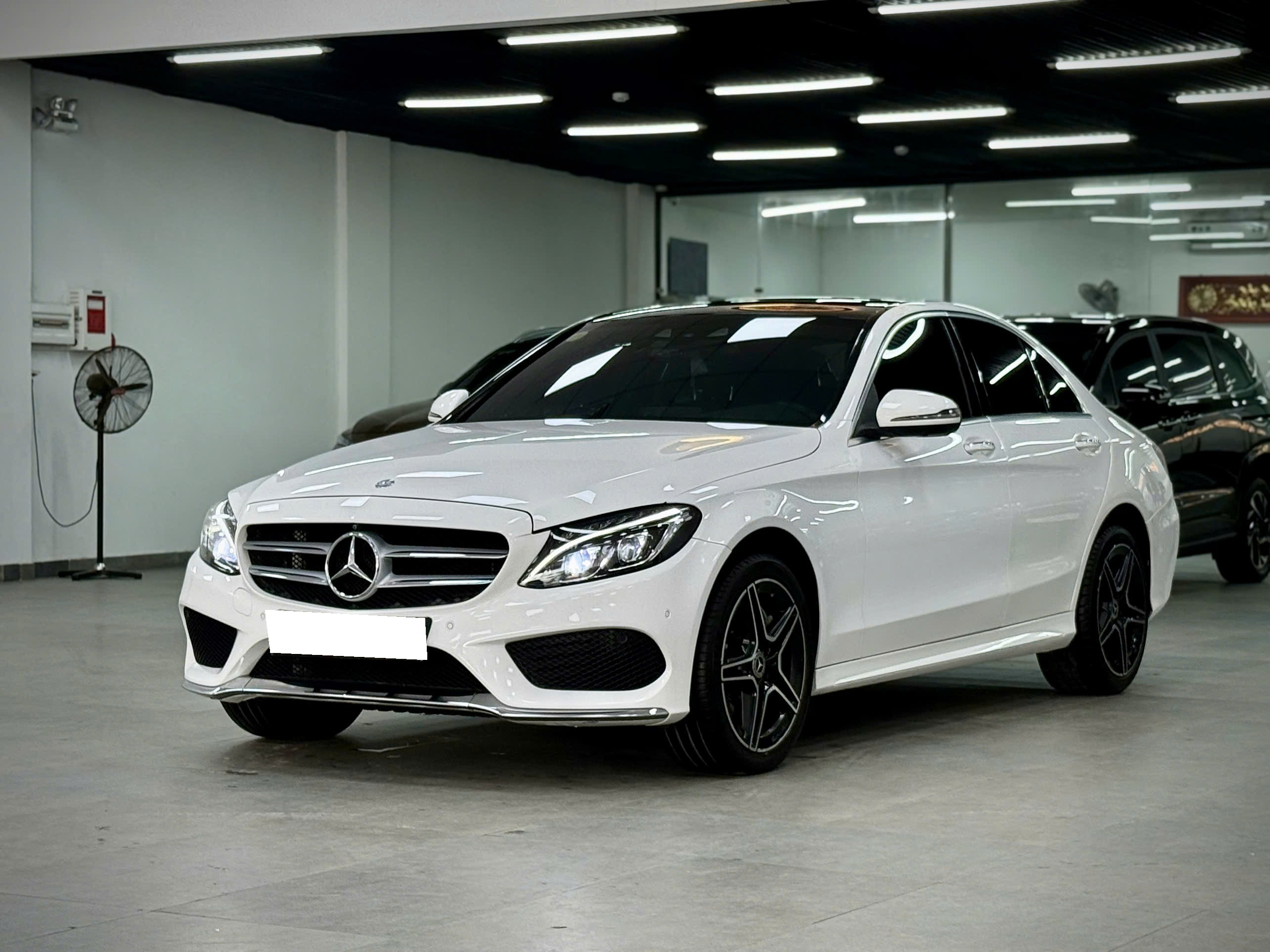 Bán ô tô Mercedes-Benz C class C300 AMG năm 2018, màu trắng, 759 triệu