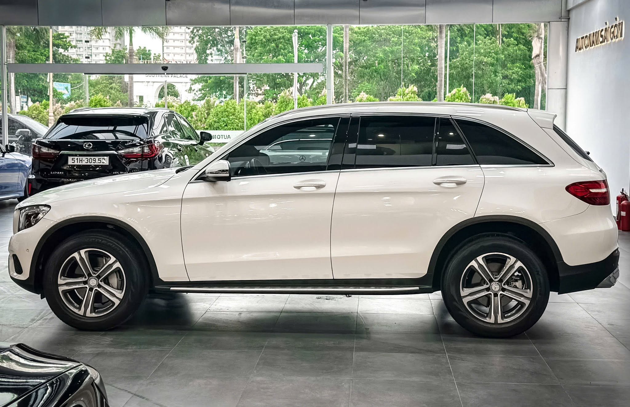 Bán Mercedes-Benz GLC-Class 250 4Matic năm sản xuất 2018, màu trắng