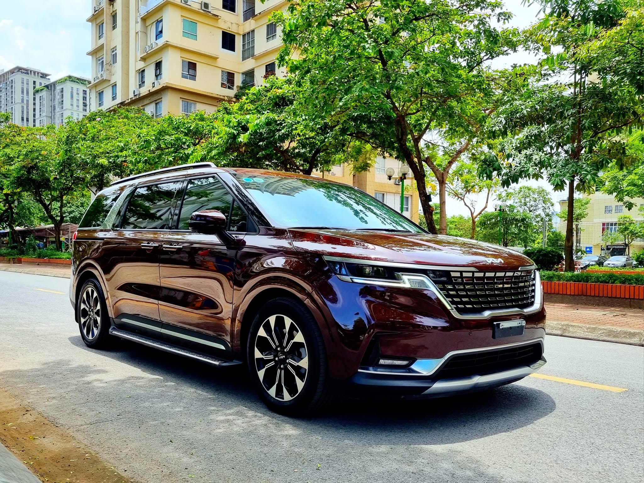 Cần bán Kia Carnival Premium 2.2D 8S năm sản xuất 2023, màu đỏ, giá chỉ 999 triệu