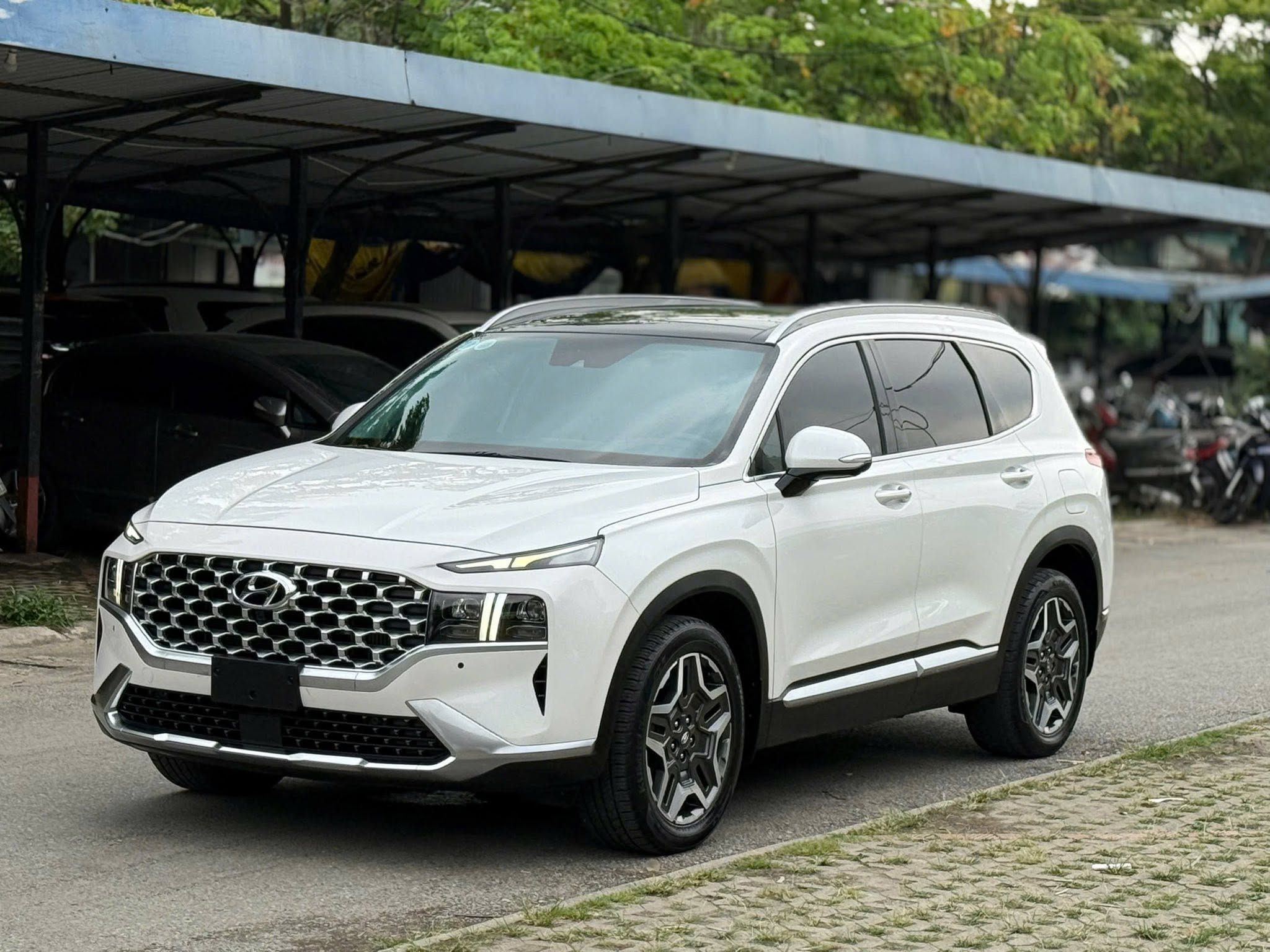 Bán ô tô Hyundai Santa Fe Cao Cấp 2.2L HTRAC sản xuất năm 2023, màu trắng