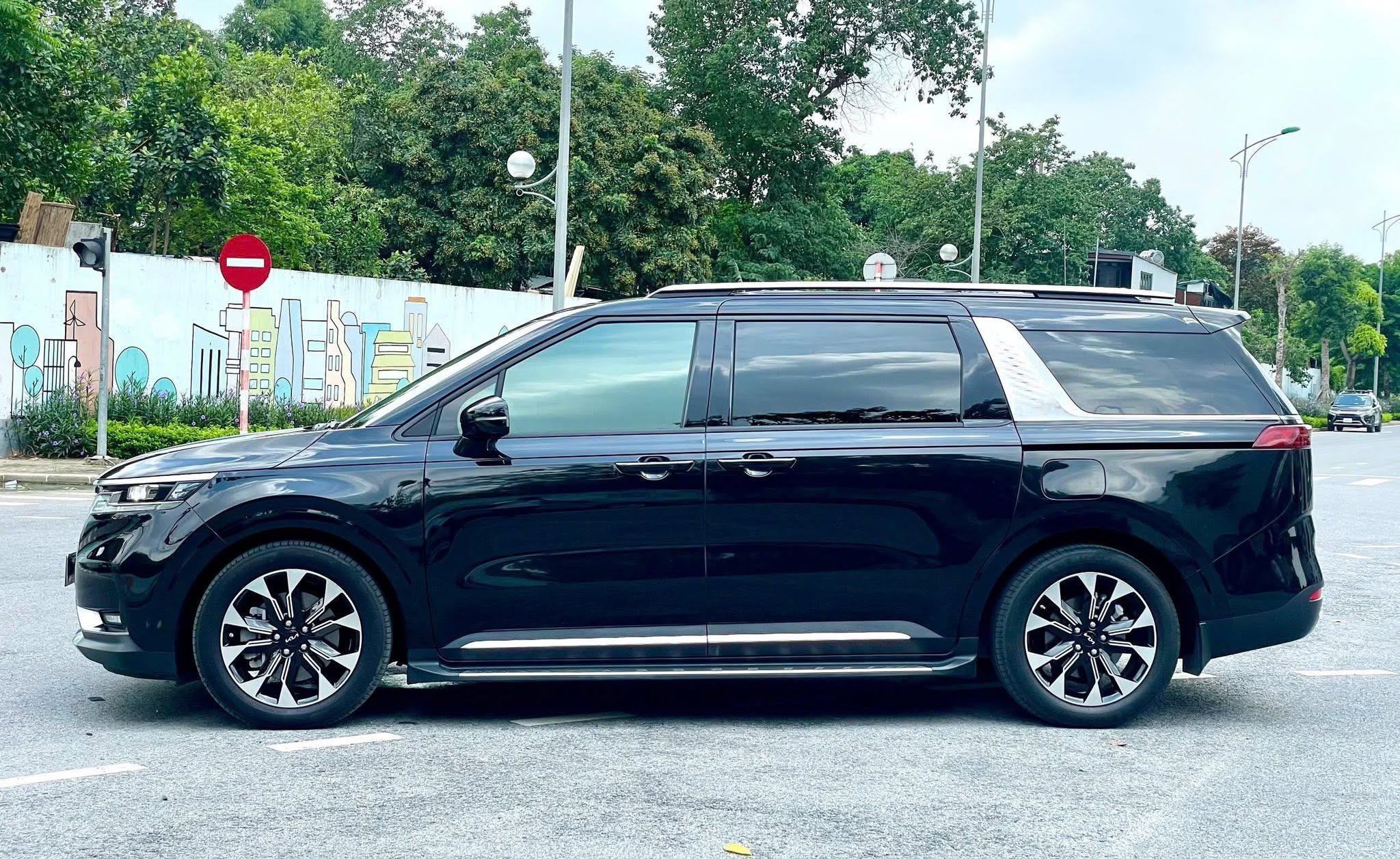 Cần bán xe Kia Carnival Signature 2.2D Full dầu sản xuất 2024, màu đen