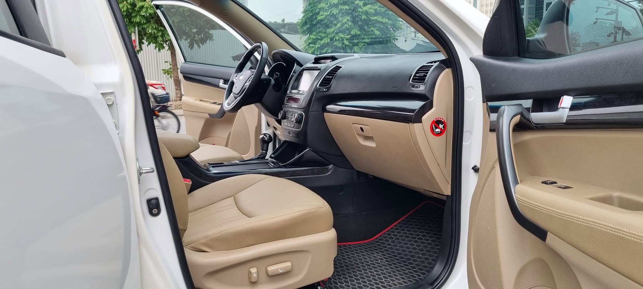Cần bán xe Kia Sorento DATH Full máy dầu năm sản xuất 2019, màu trắng, giá chỉ 590 triệu