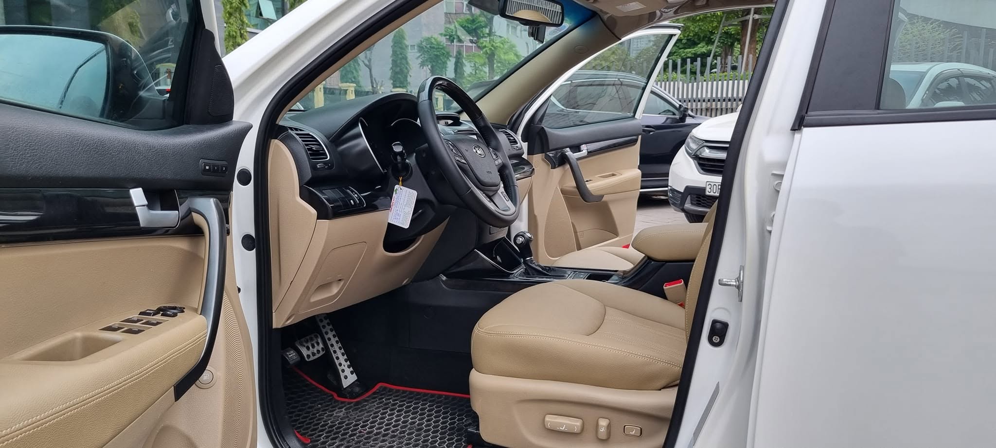 Cần bán xe Kia Sorento DATH Full máy dầu năm sản xuất 2019, màu trắng, giá chỉ 590 triệu