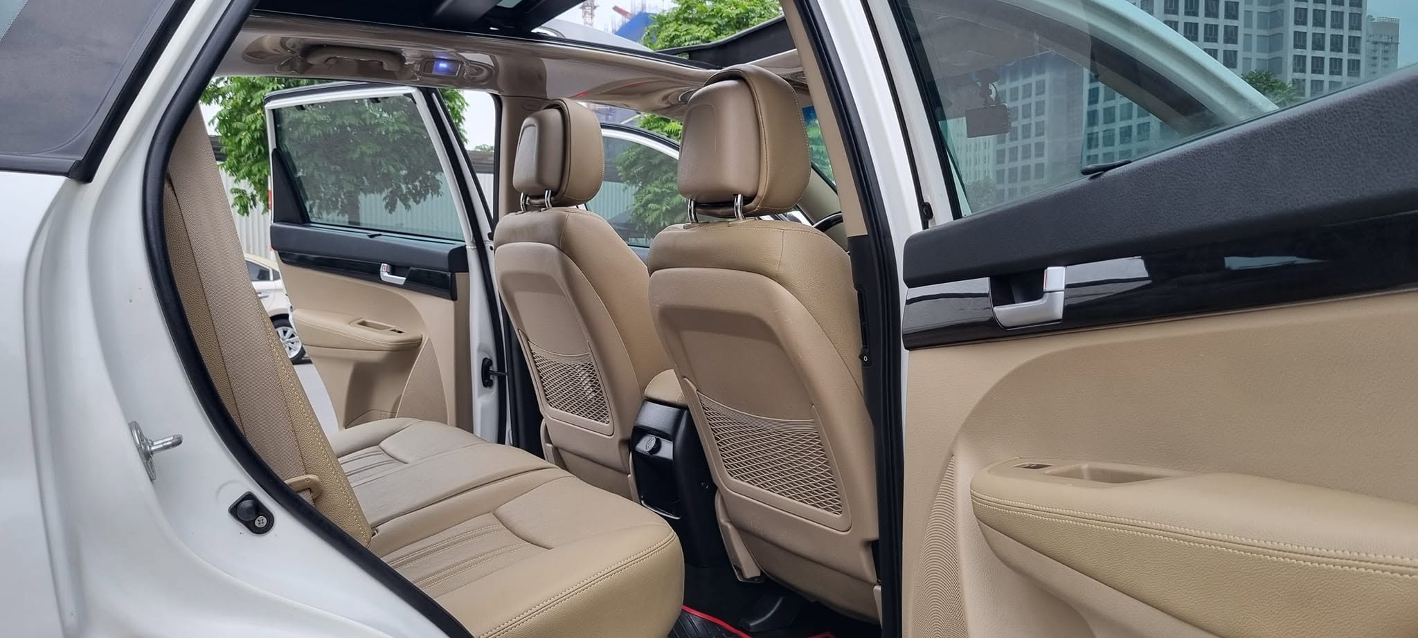 Cần bán xe Kia Sorento DATH Full máy dầu năm sản xuất 2019, màu trắng, giá chỉ 590 triệu