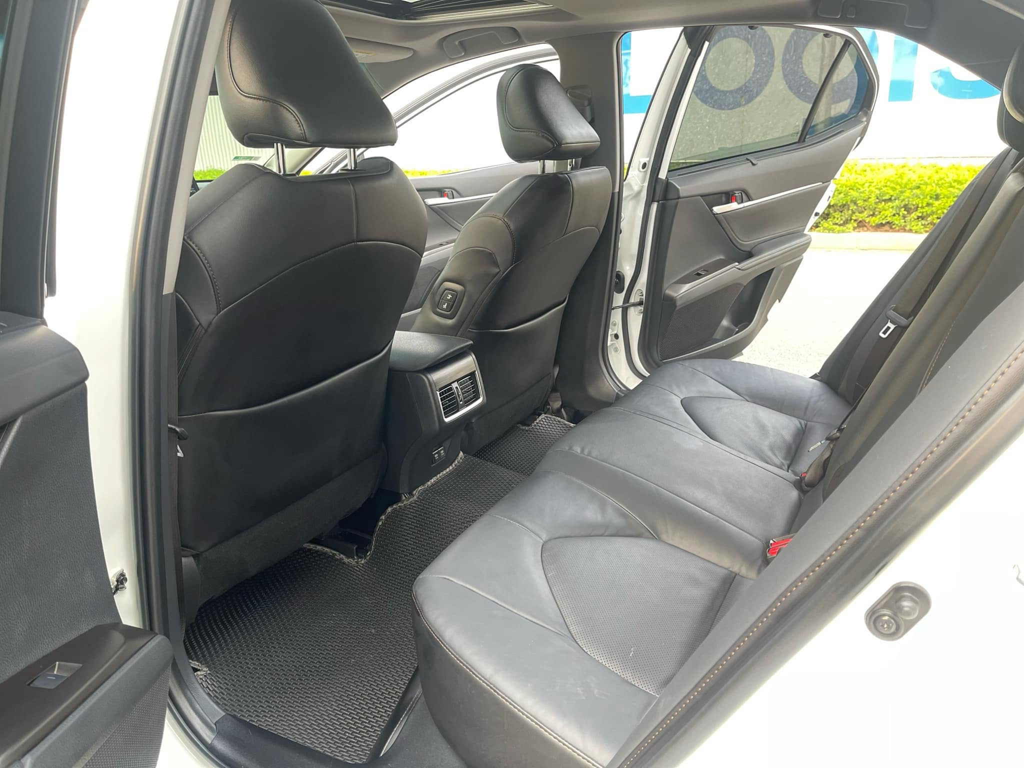 Bán Toyota Camry 2.0Q năm sản xuất 2023, màu trắng, nhập khẩu nguyên chiếc