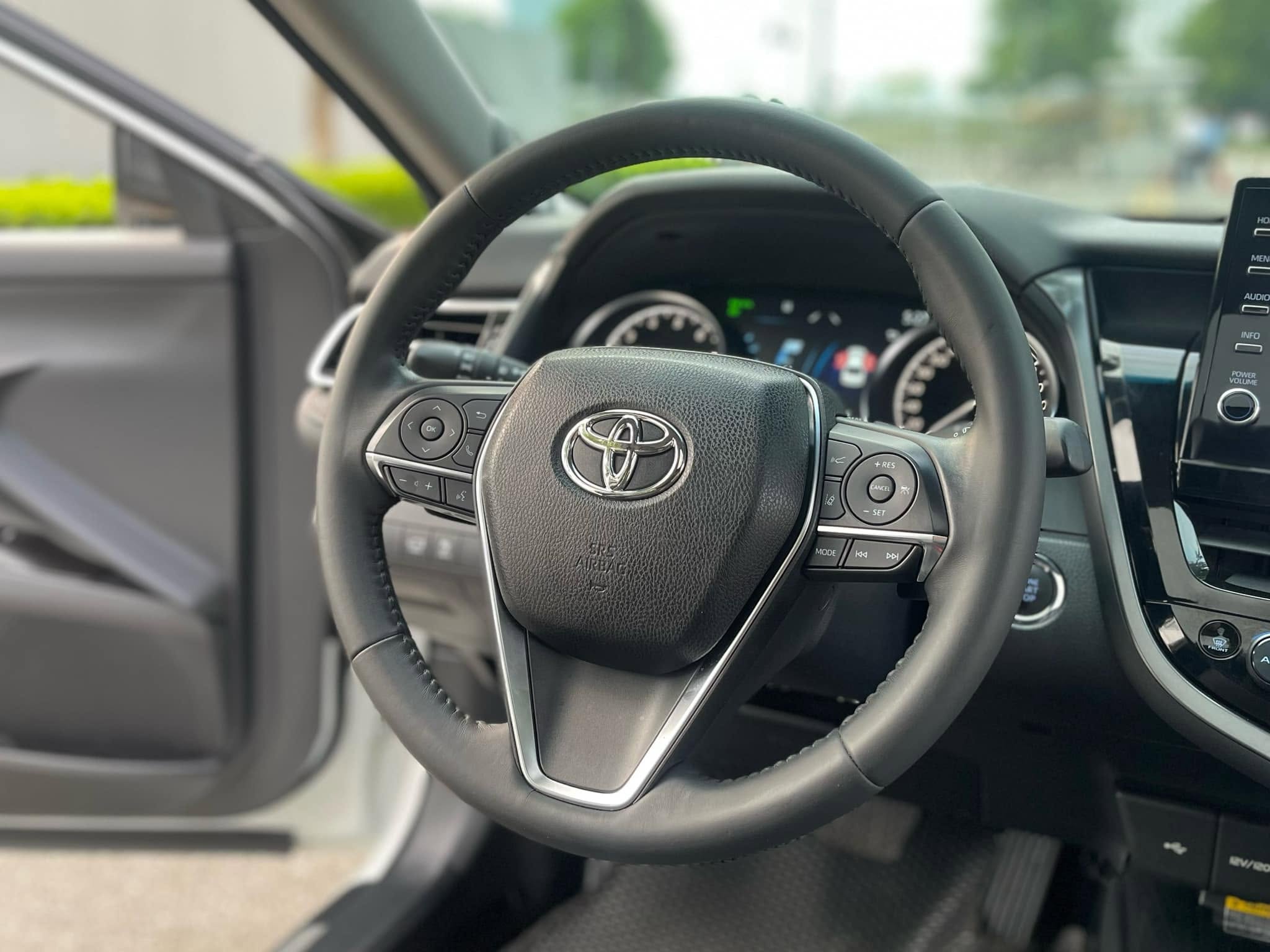 Bán Toyota Camry 2.0Q năm sản xuất 2023, màu trắng, nhập khẩu nguyên chiếc