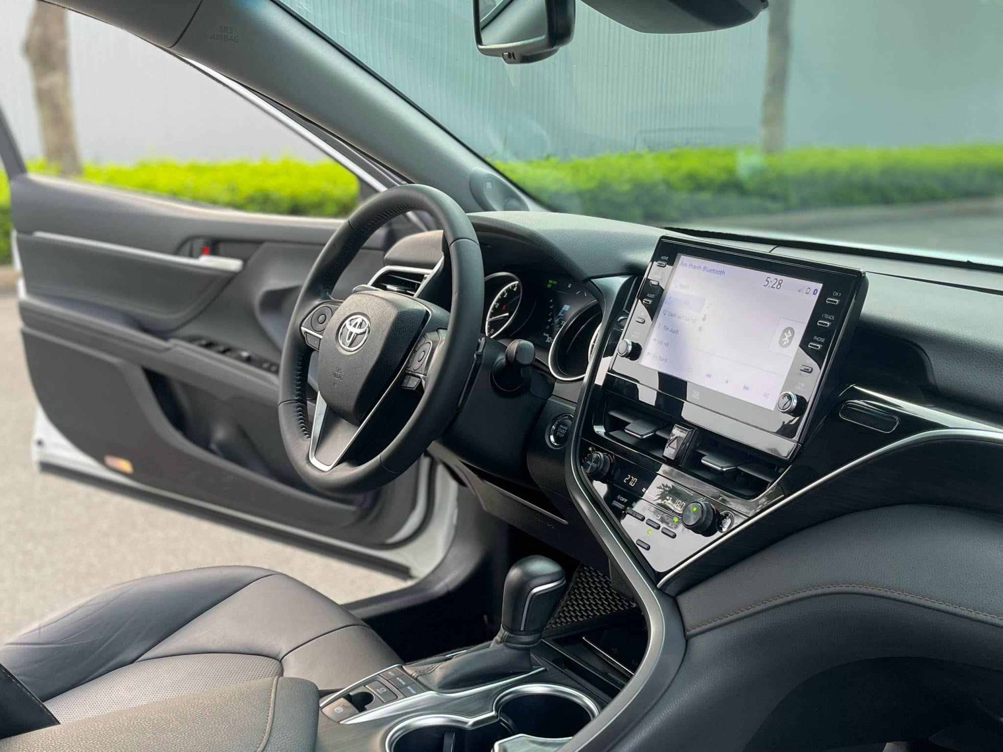 Bán Toyota Camry 2.0Q năm sản xuất 2023, màu trắng, nhập khẩu nguyên chiếc