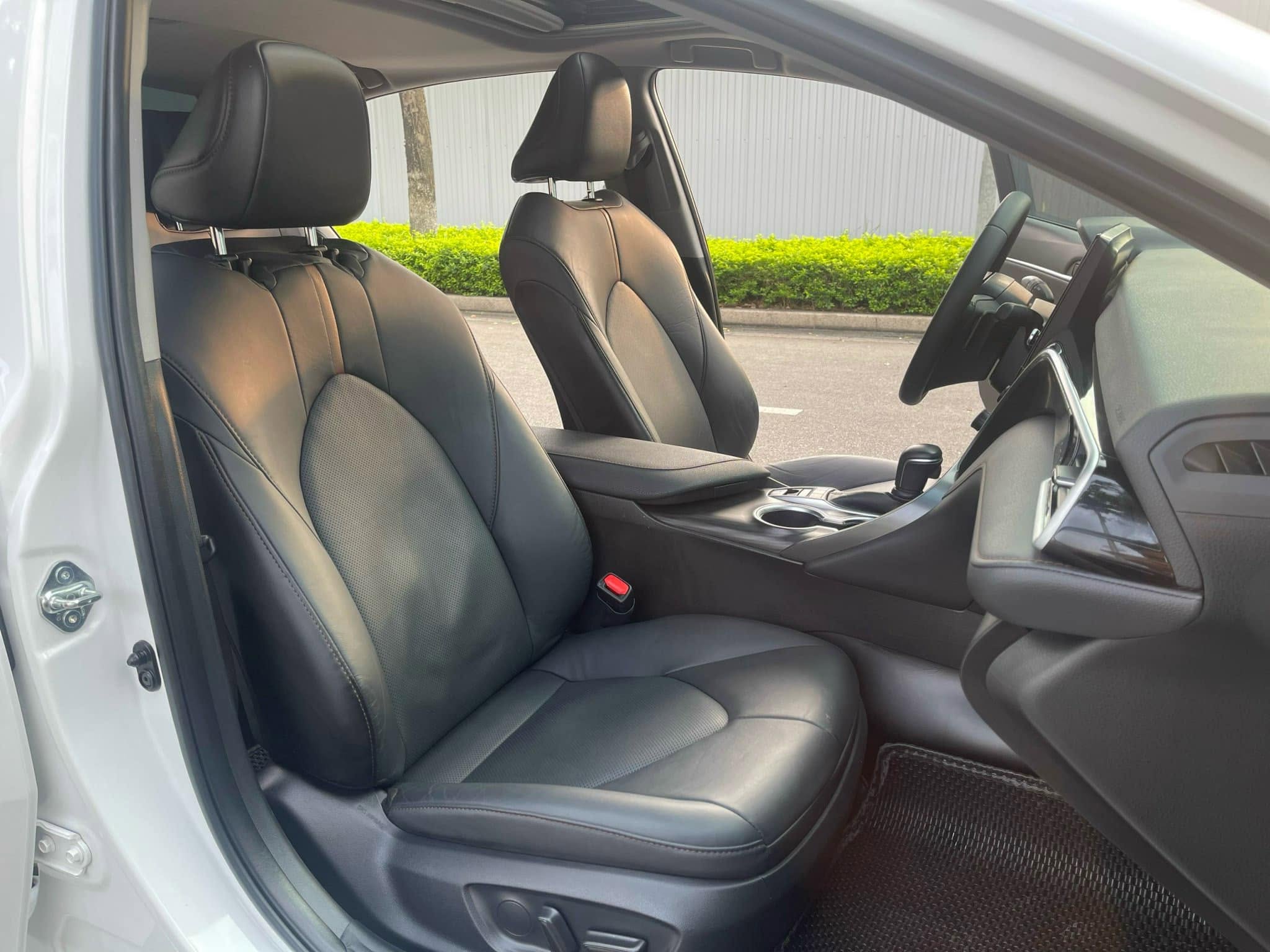 Bán Toyota Camry 2.0Q năm sản xuất 2023, màu trắng, nhập khẩu nguyên chiếc
