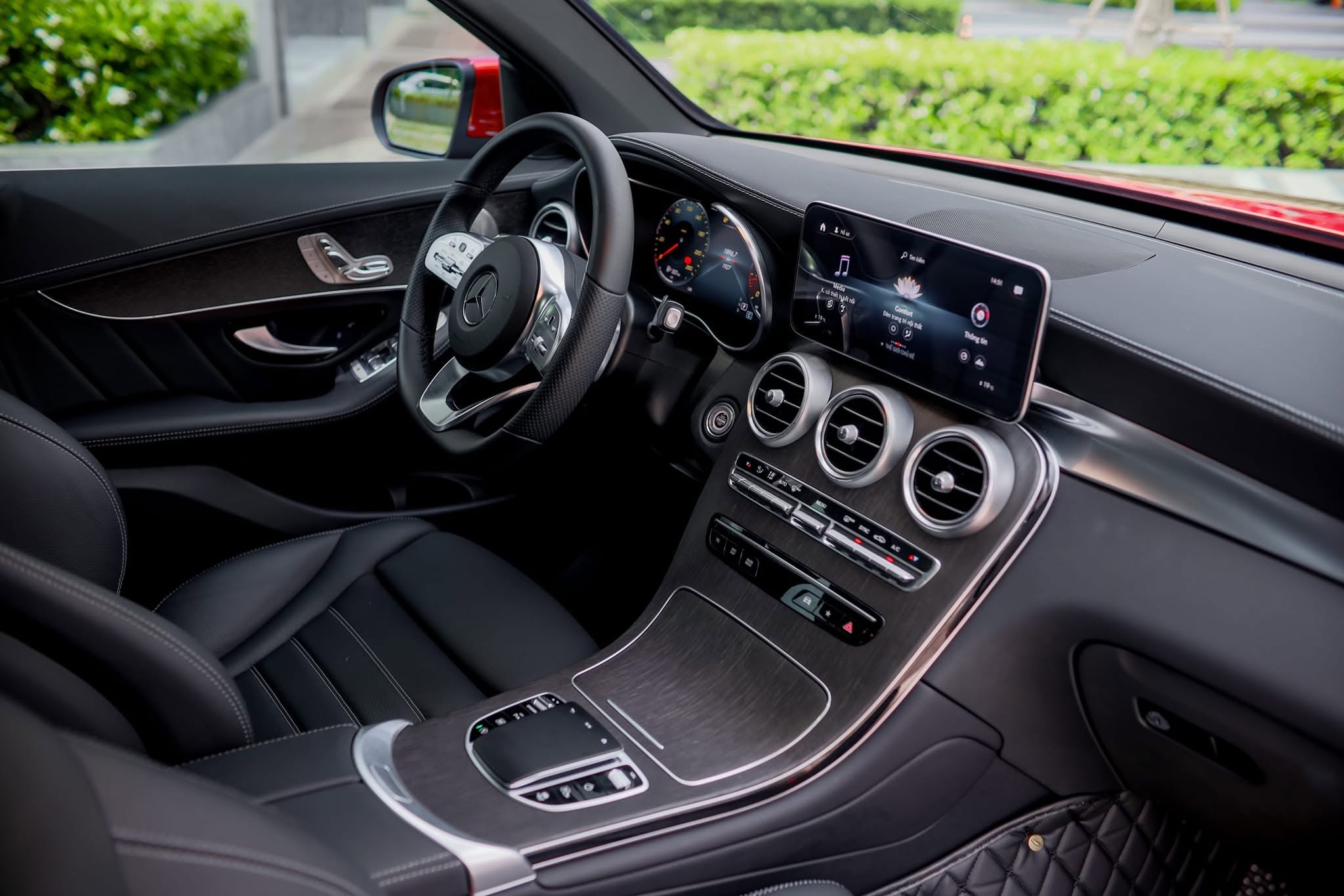 Cần bán xe Mercedes-Benz GLC-Class 300 4Matic năm sản xuất 2022, màu đỏ, giá 1.539tỉ