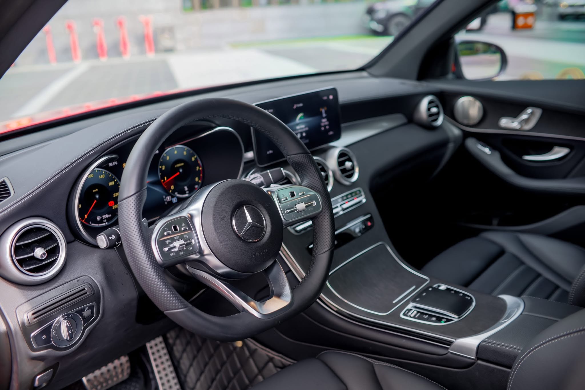 Cần bán xe Mercedes-Benz GLC-Class 300 4Matic năm sản xuất 2022, màu đỏ, giá 1.539tỉ