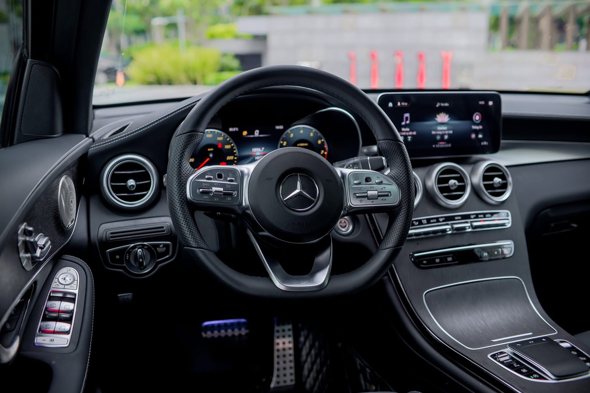 Cần bán xe Mercedes-Benz GLC-Class 300 4Matic năm sản xuất 2022, màu đỏ, giá 1.539tỉ