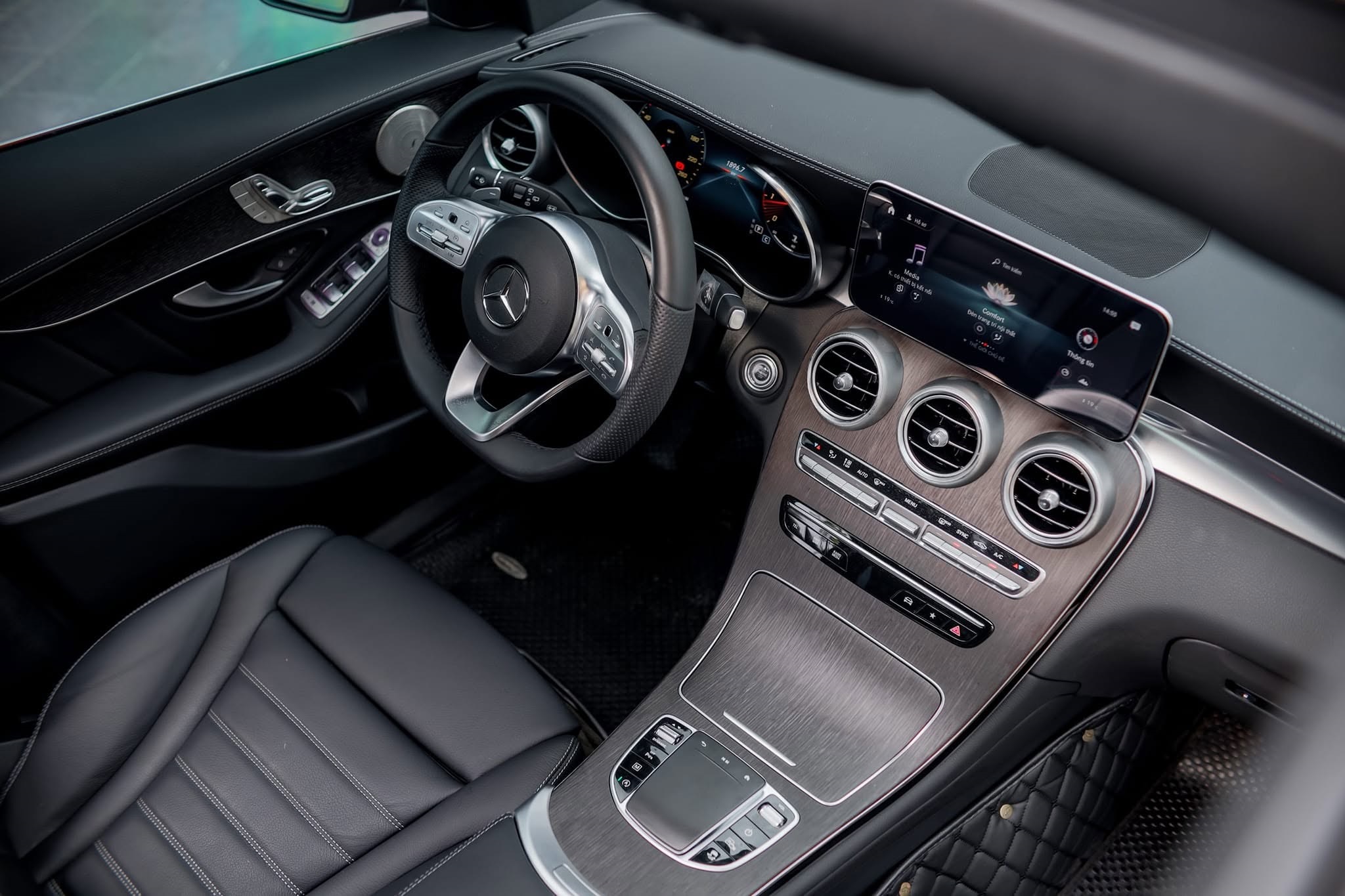 Cần bán xe Mercedes-Benz GLC-Class 300 4Matic năm sản xuất 2022, màu đỏ, giá 1.539tỉ
