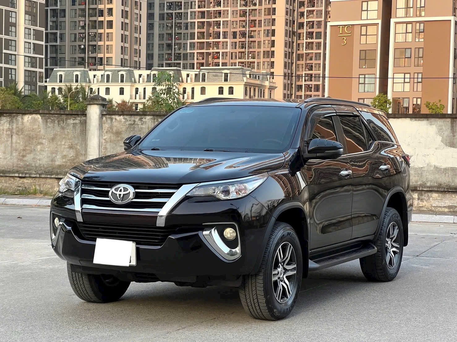 Cần bán Toyota Fortuner 2.4L 4x2 AT năm sản xuất 2020, màu đen