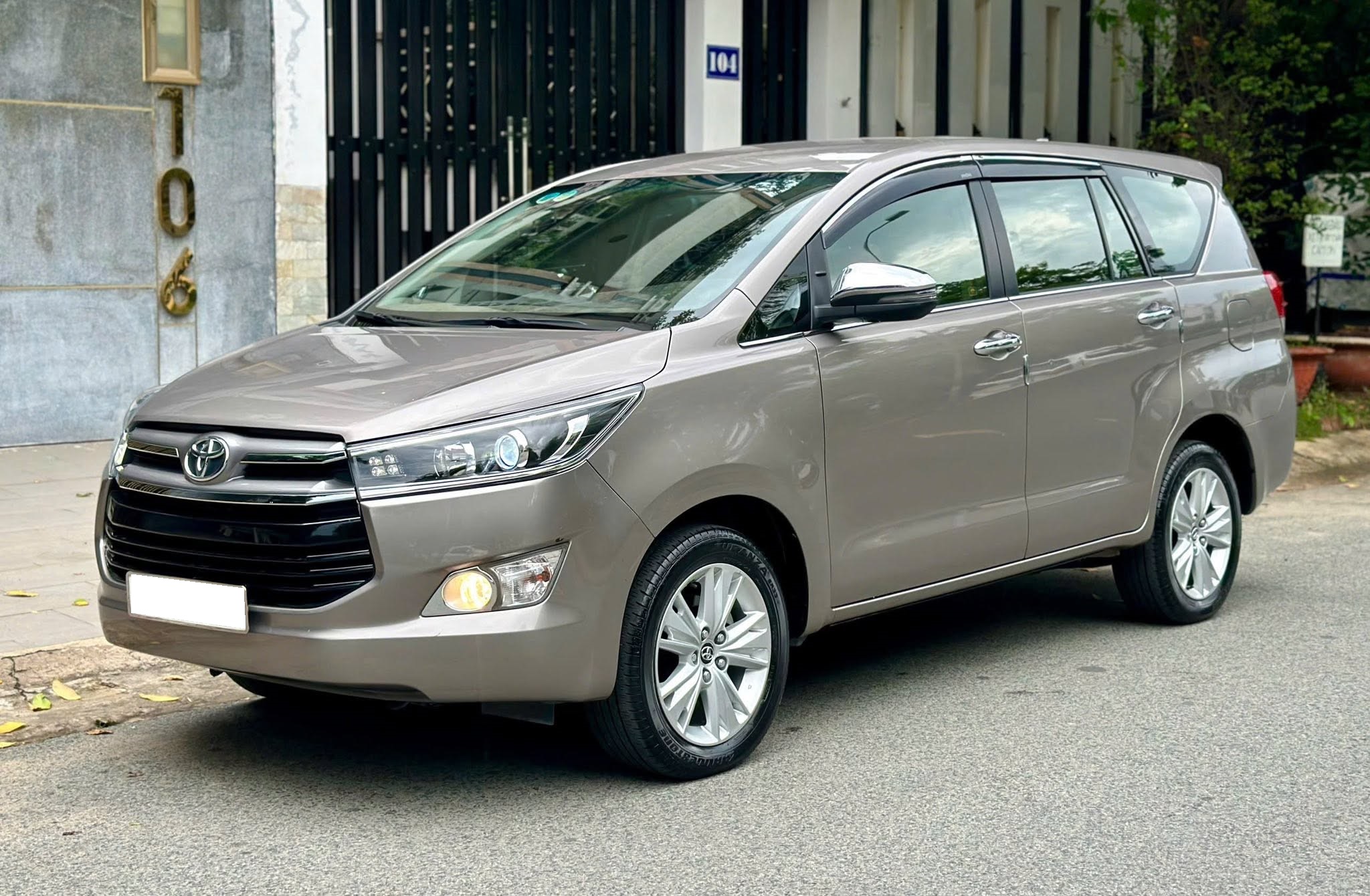 Cần bán Toyota Innova 2.0V năm 2019, màu đồng