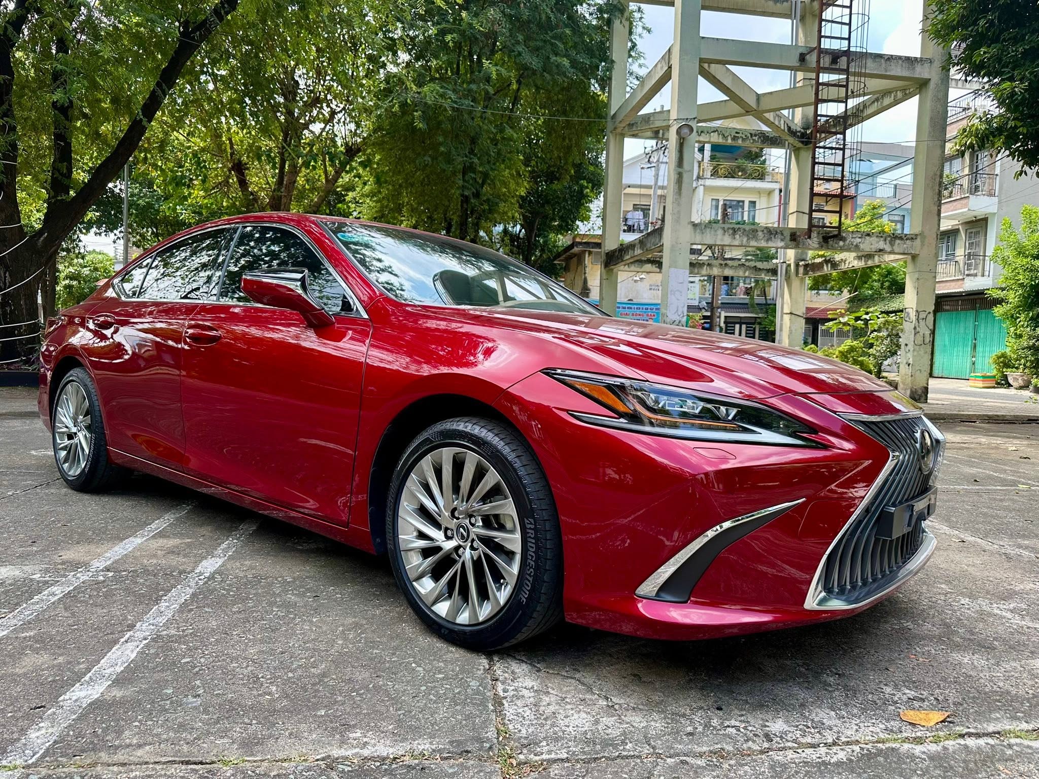 Cần bán Lexus ES 250 năm sản xuất 2022, màu đỏ, nhập khẩu, giá 1.899tỉ