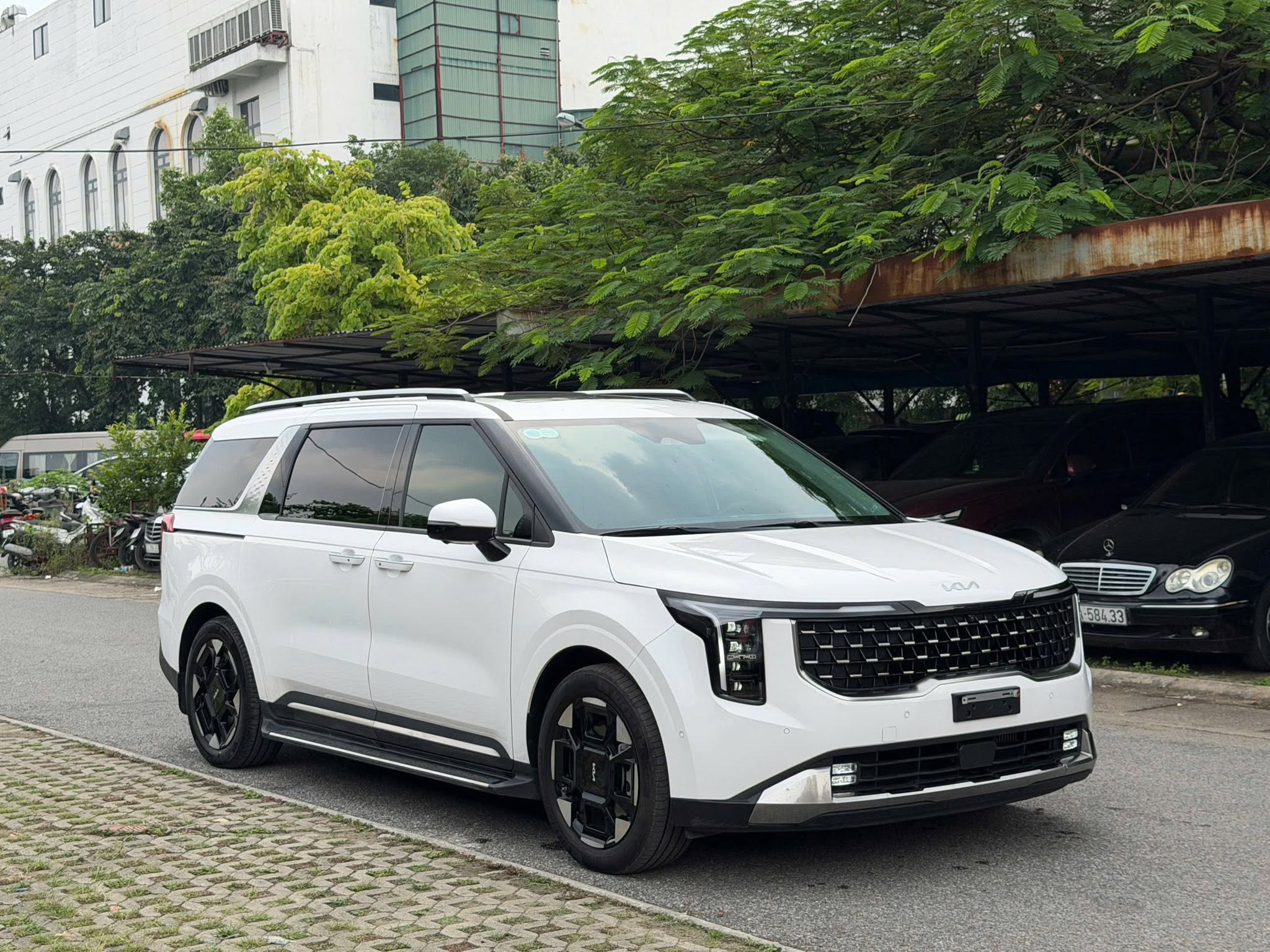 Bán Kia Carnival Signature 2.2D Full dầu năm sản xuất 2025, màu trắng