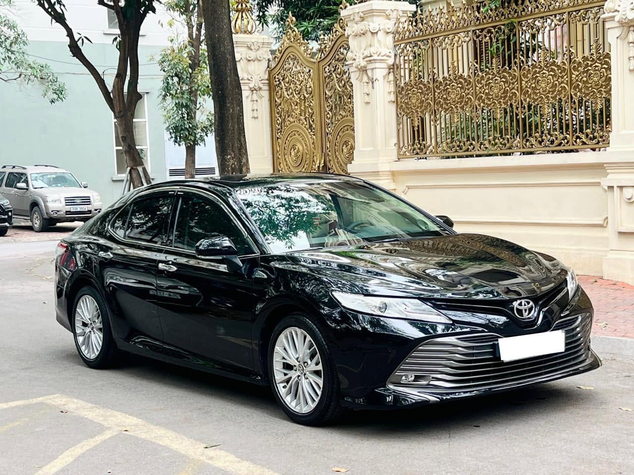 Cần bán Toyota Camry 2.5Q sản xuất 2020, màu đen, xe nhập giá cạnh tranh