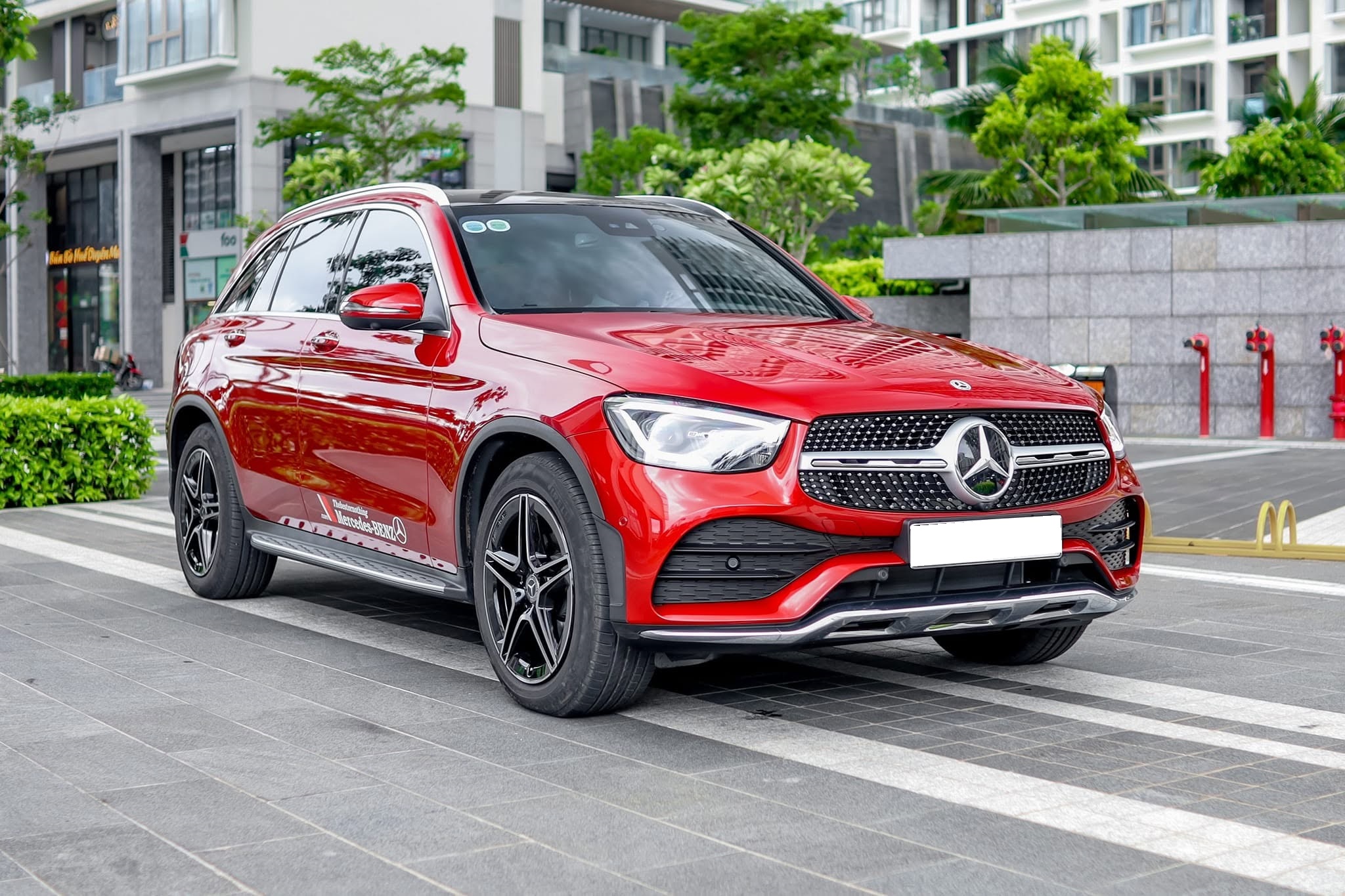 Cần bán xe Mercedes-Benz GLC-Class 300 4Matic năm sản xuất 2022, màu đỏ, giá 1.539tỉ