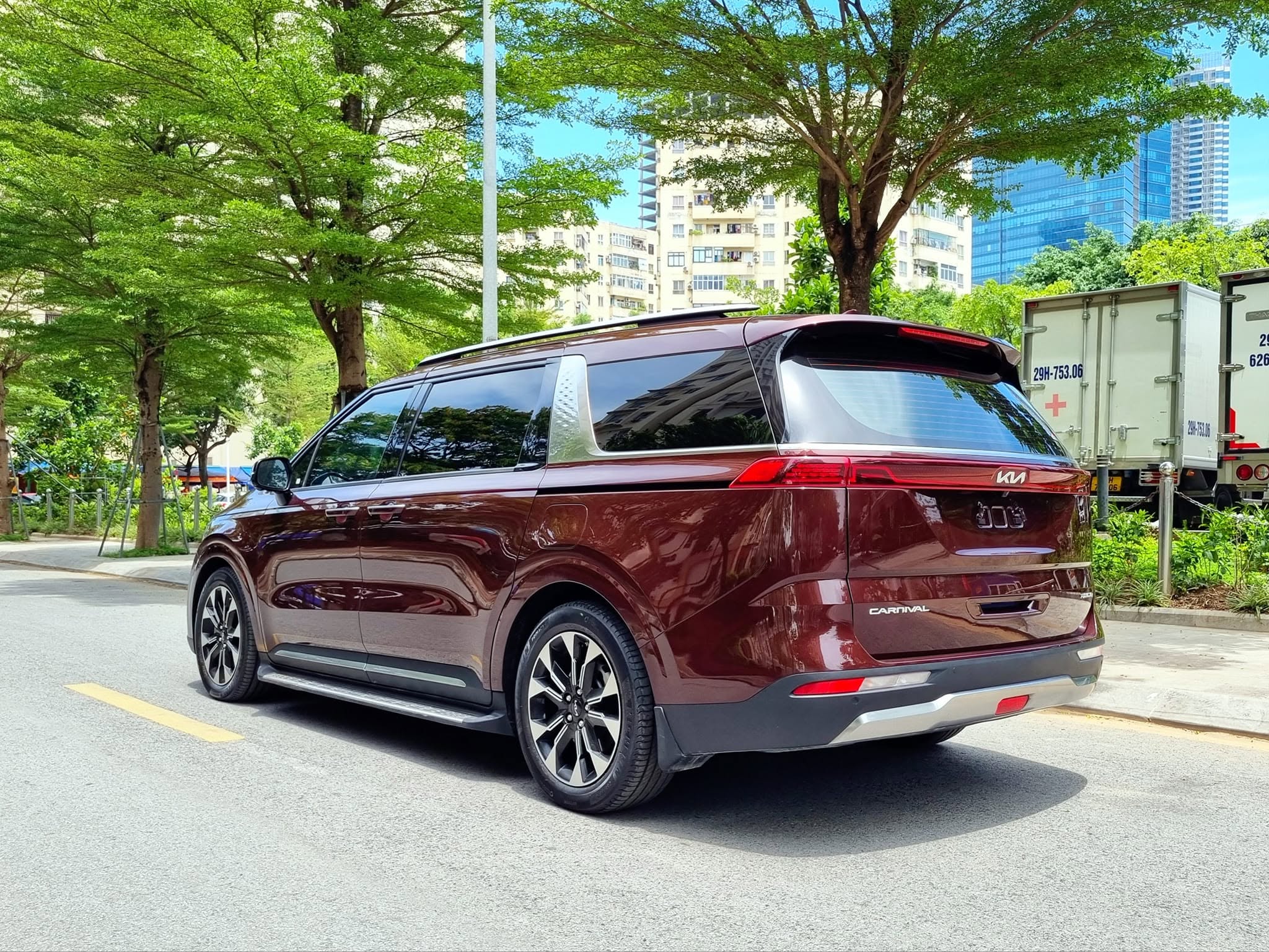 Cần bán Kia Carnival Premium 2.2D 8S năm sản xuất 2023, màu đỏ, giá chỉ 999 triệu