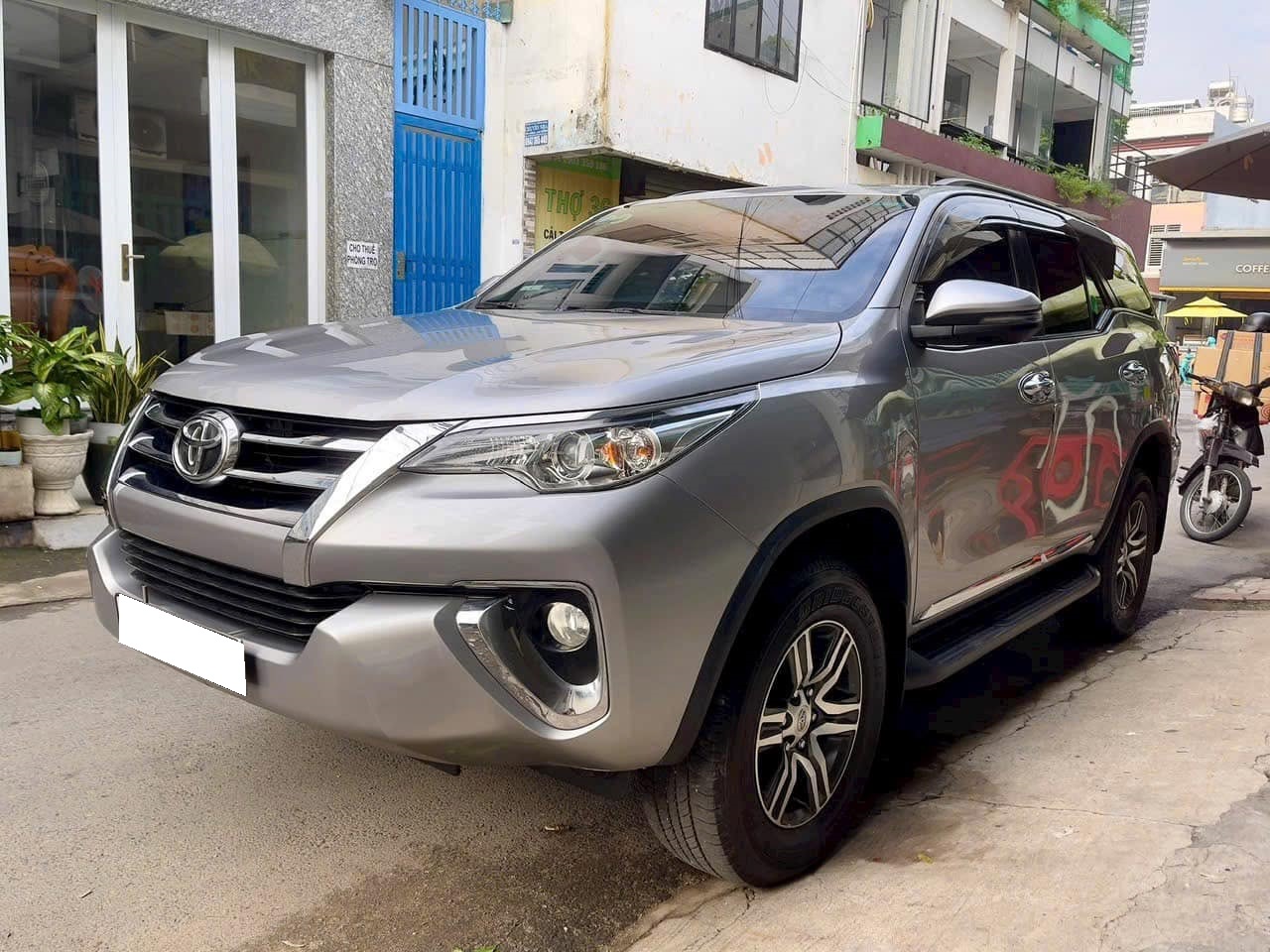 Cần bán xe Toyota Fortuner 2.4G 4x2 AT năm sản xuất 2019, màu bạc, xe nhập giá cạnh tranh