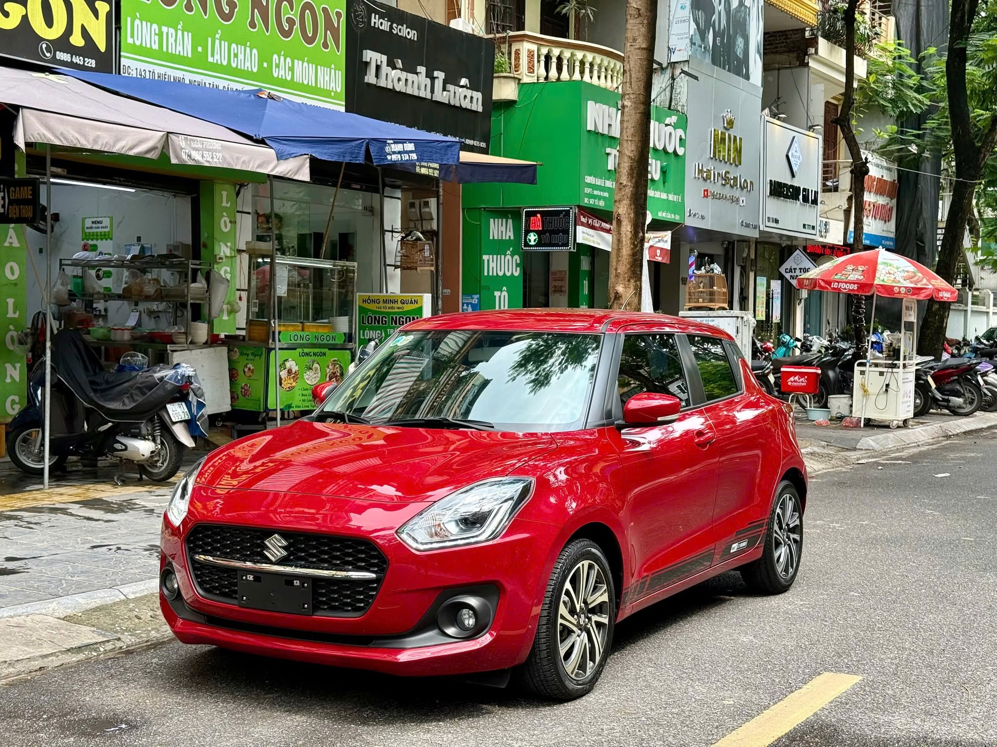 Cần bán Suzuki Swift GLX 1.2 AT sản xuất 2023, màu đỏ, xe nhập giá cạnh tranh