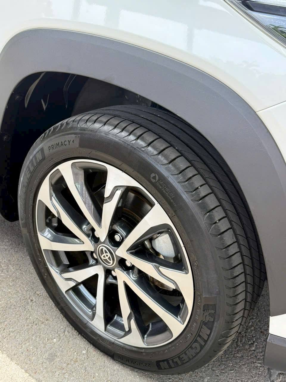 Bán xe Toyota Corolla Cross 1.8V sản xuất năm 2024, màu trắng, nhập khẩu nguyên chiếc