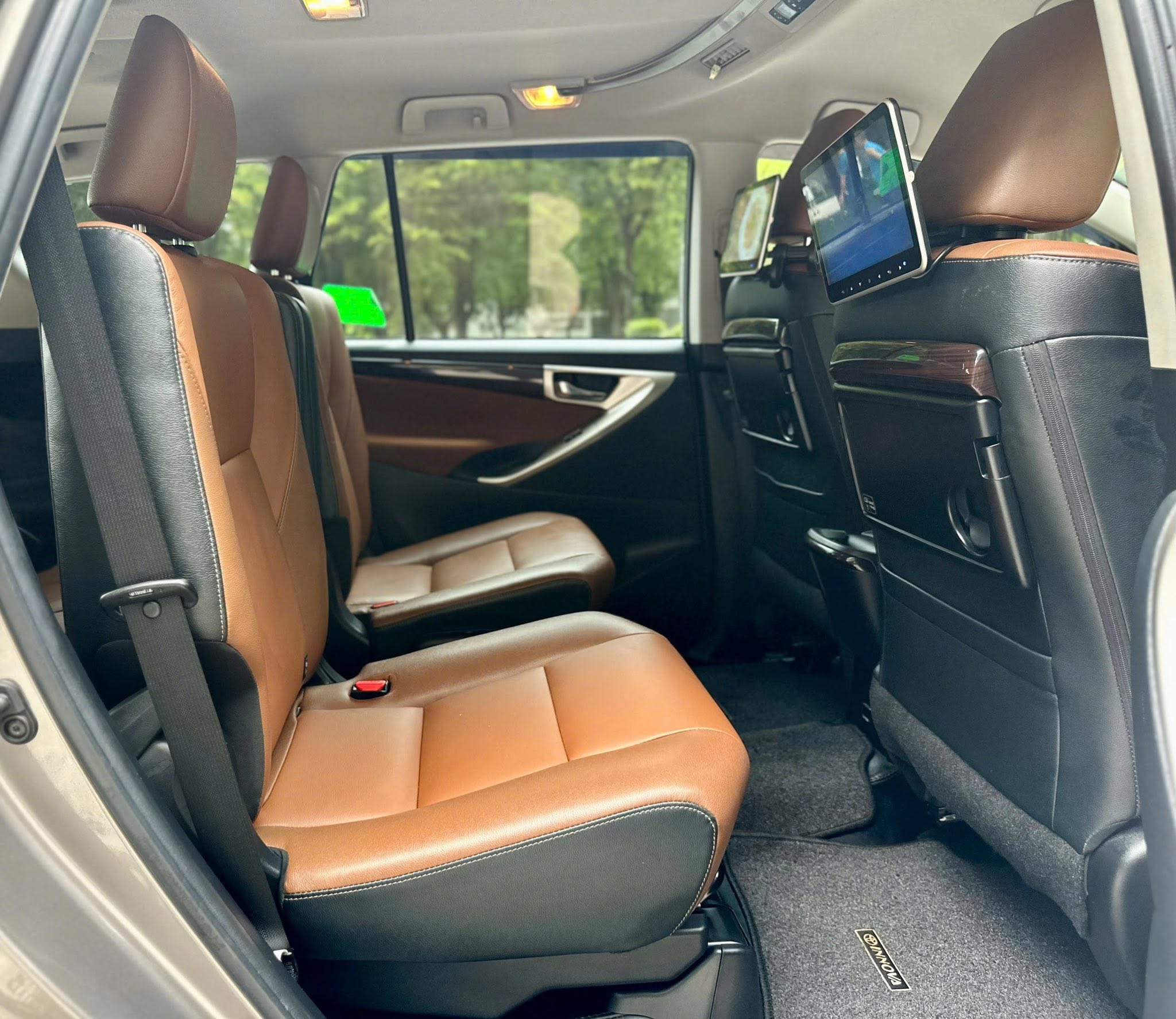 Cần bán Toyota Innova 2.0V năm 2019, màu đồng