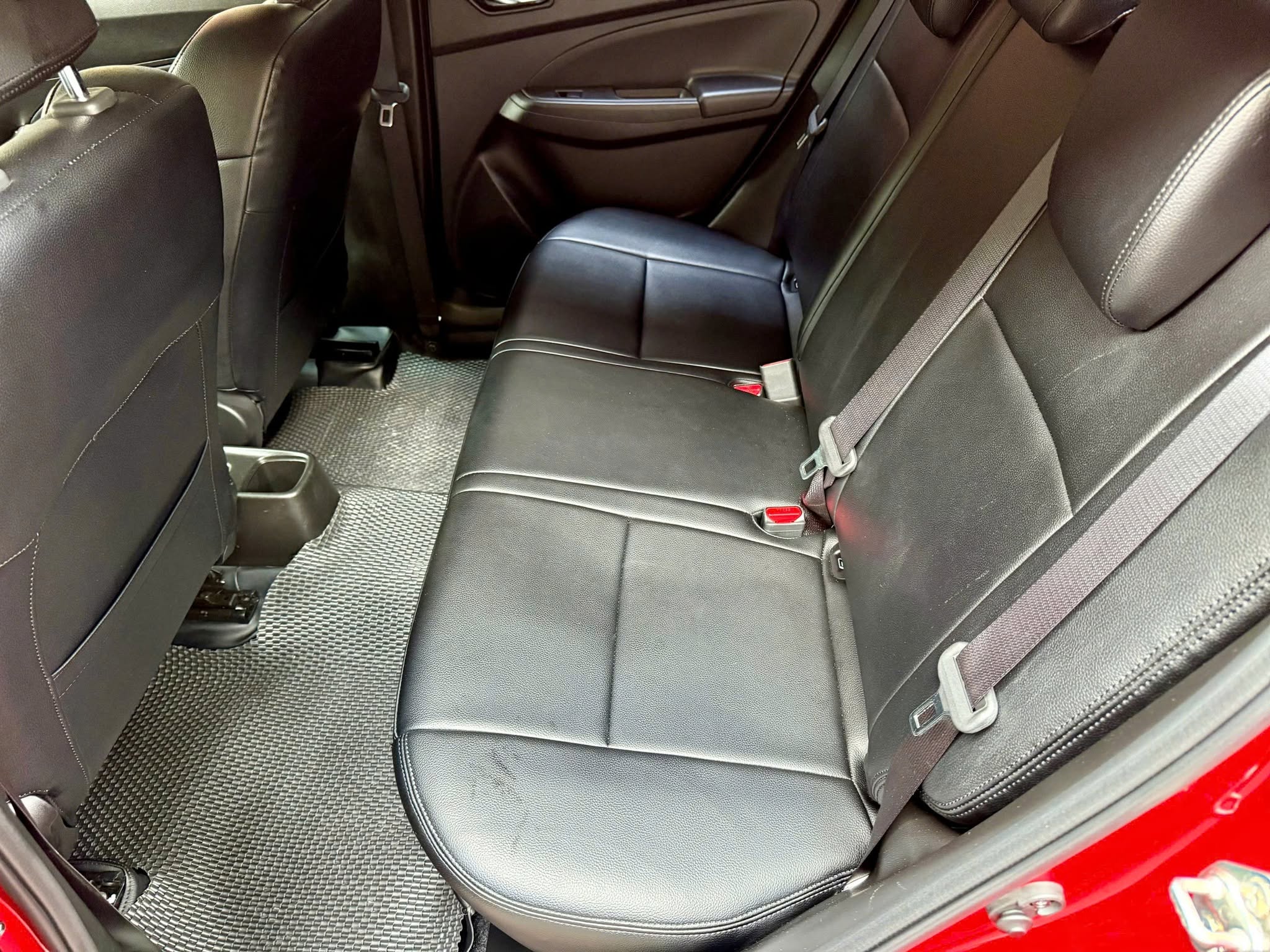 Cần bán Suzuki Swift GLX 1.2 AT sản xuất 2023, màu đỏ, xe nhập giá cạnh tranh