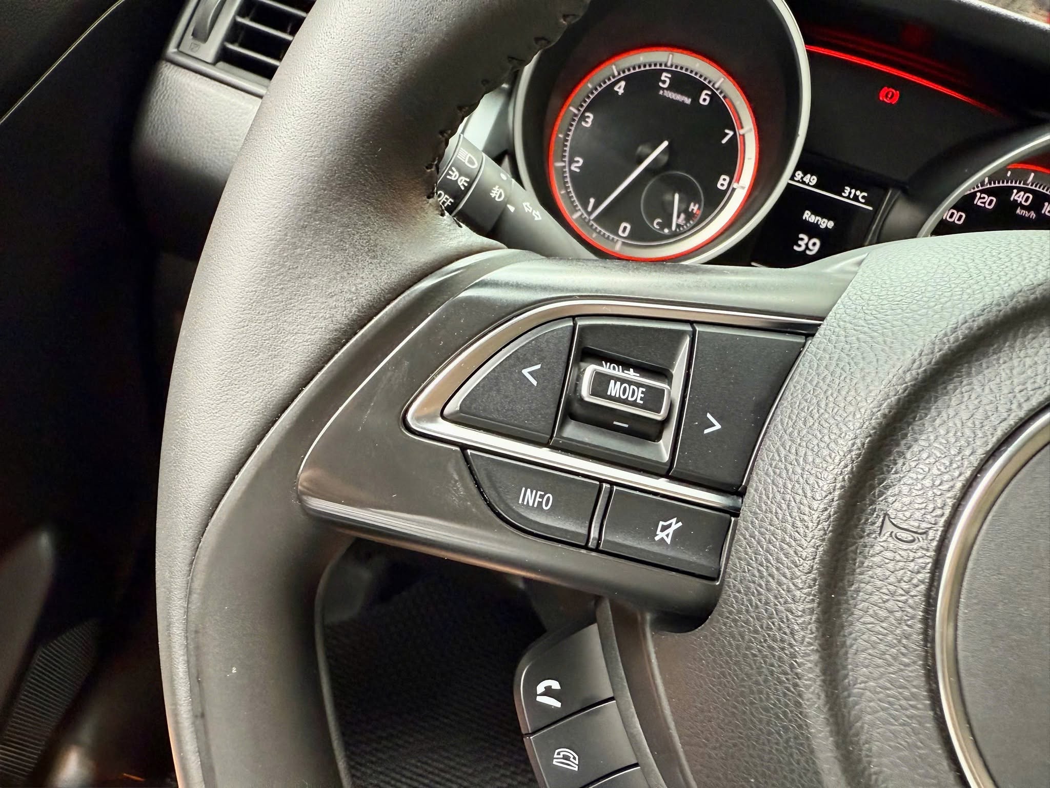 Cần bán Suzuki Swift GLX 1.2 AT sản xuất 2023, màu đỏ, xe nhập giá cạnh tranh