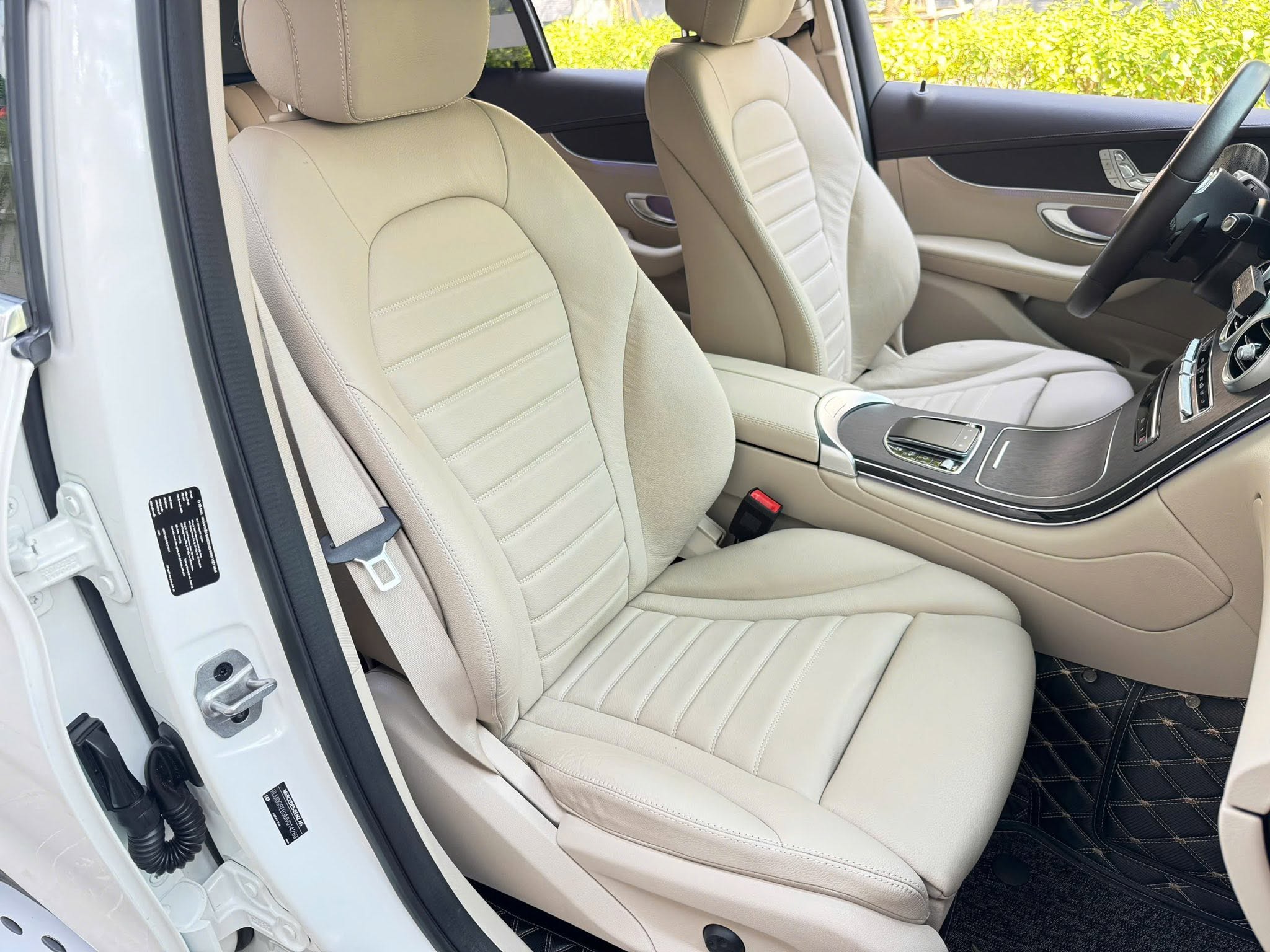 Bán Mercedes-Benz GLC-Class 300 4Matic năm sản xuất 2022, màu trắng, giá tốt