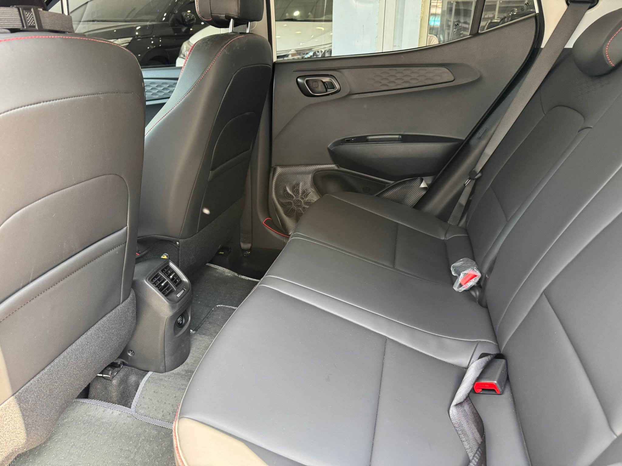 Bán Hyundai i10 1.2 AT năm sản xuất 2025, màu trắng, giá chỉ 399 triệu