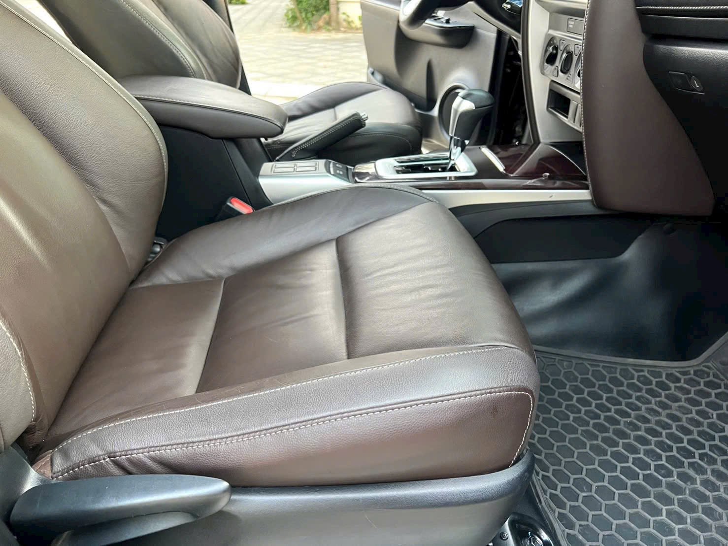 Cần bán Toyota Fortuner 2.4L 4x2 AT năm sản xuất 2020, màu đen