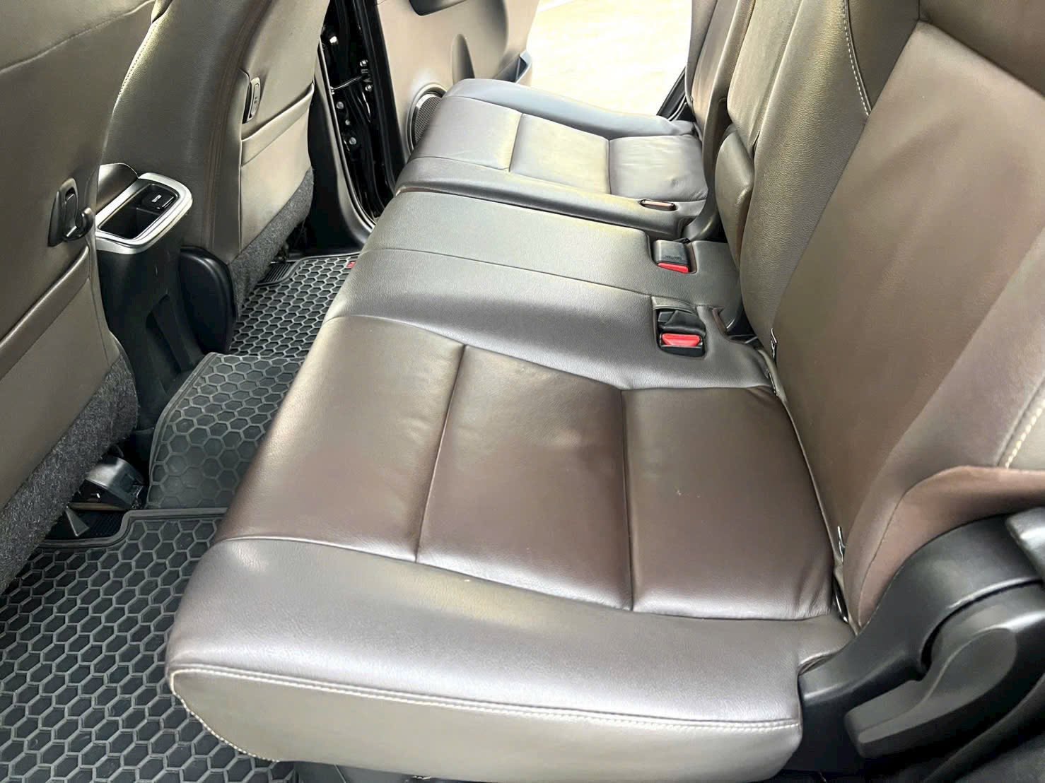 Cần bán Toyota Fortuner 2.4L 4x2 AT năm sản xuất 2020, màu đen