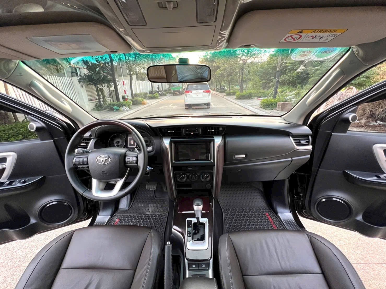 Cần bán Toyota Fortuner 2.4L 4x2 AT năm sản xuất 2020, màu đen