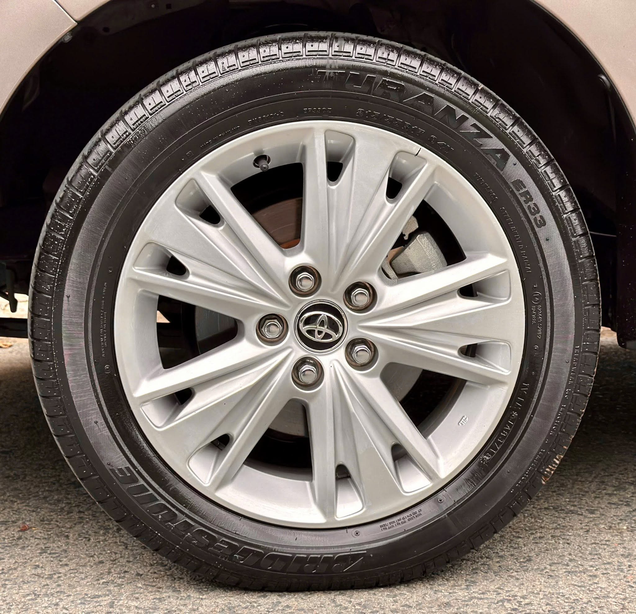 Cần bán Toyota Innova 2.0V năm 2019, màu đồng
