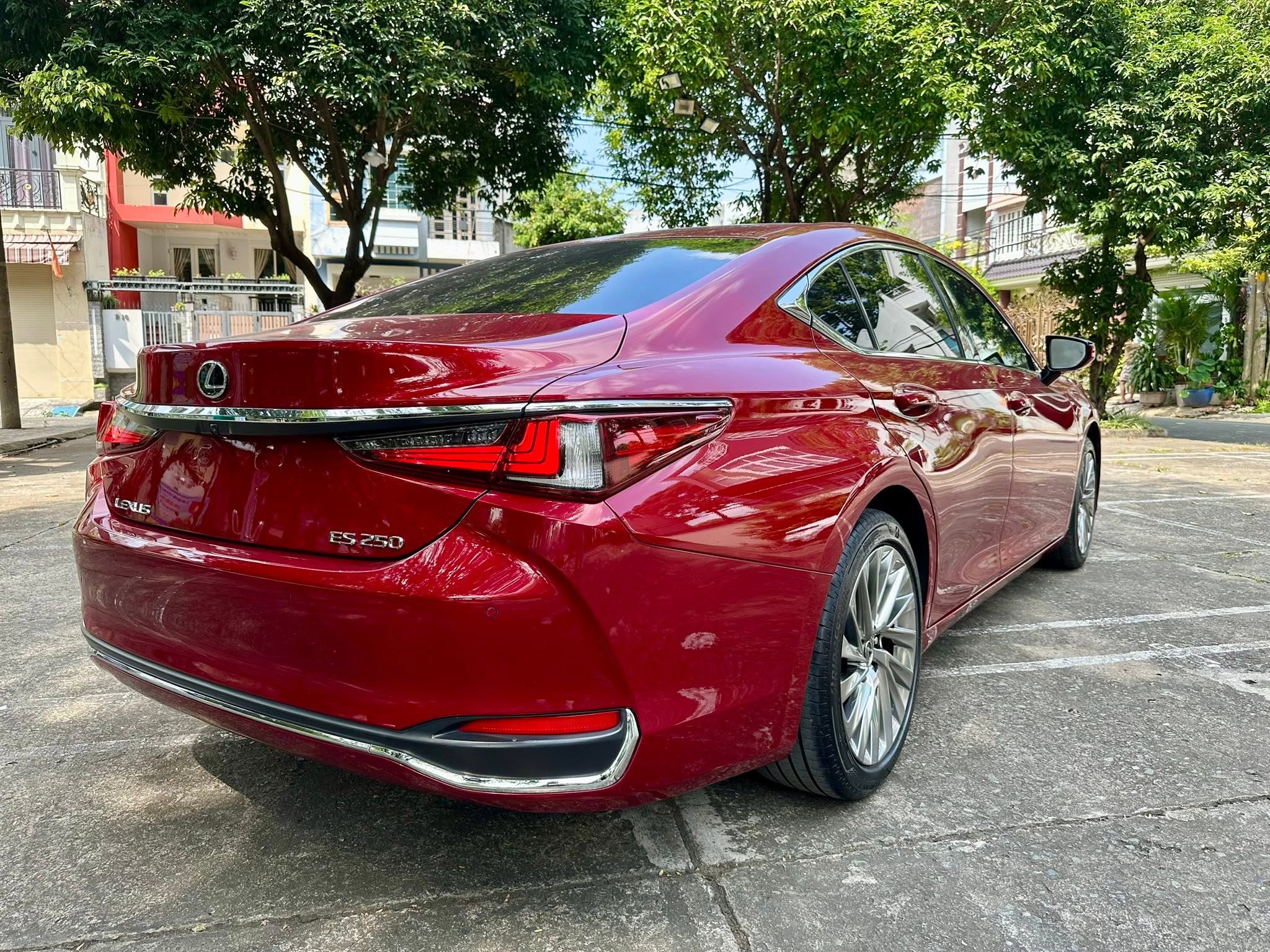Cần bán Lexus ES 250 năm sản xuất 2022, màu đỏ, nhập khẩu, giá 1.899tỉ