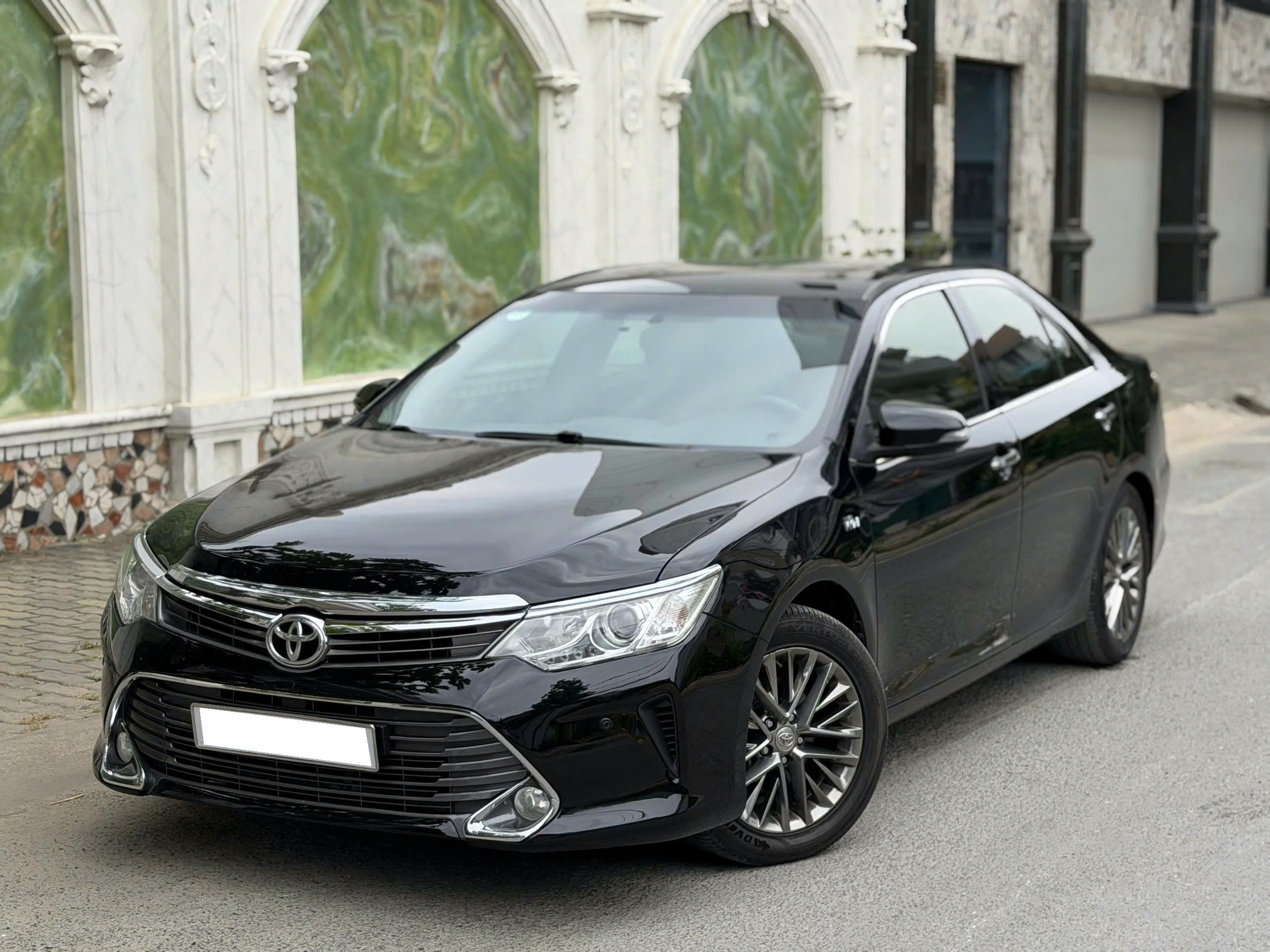 Bán xe Toyota Camry 2.5Q năm sản xuất 2017, màu đen