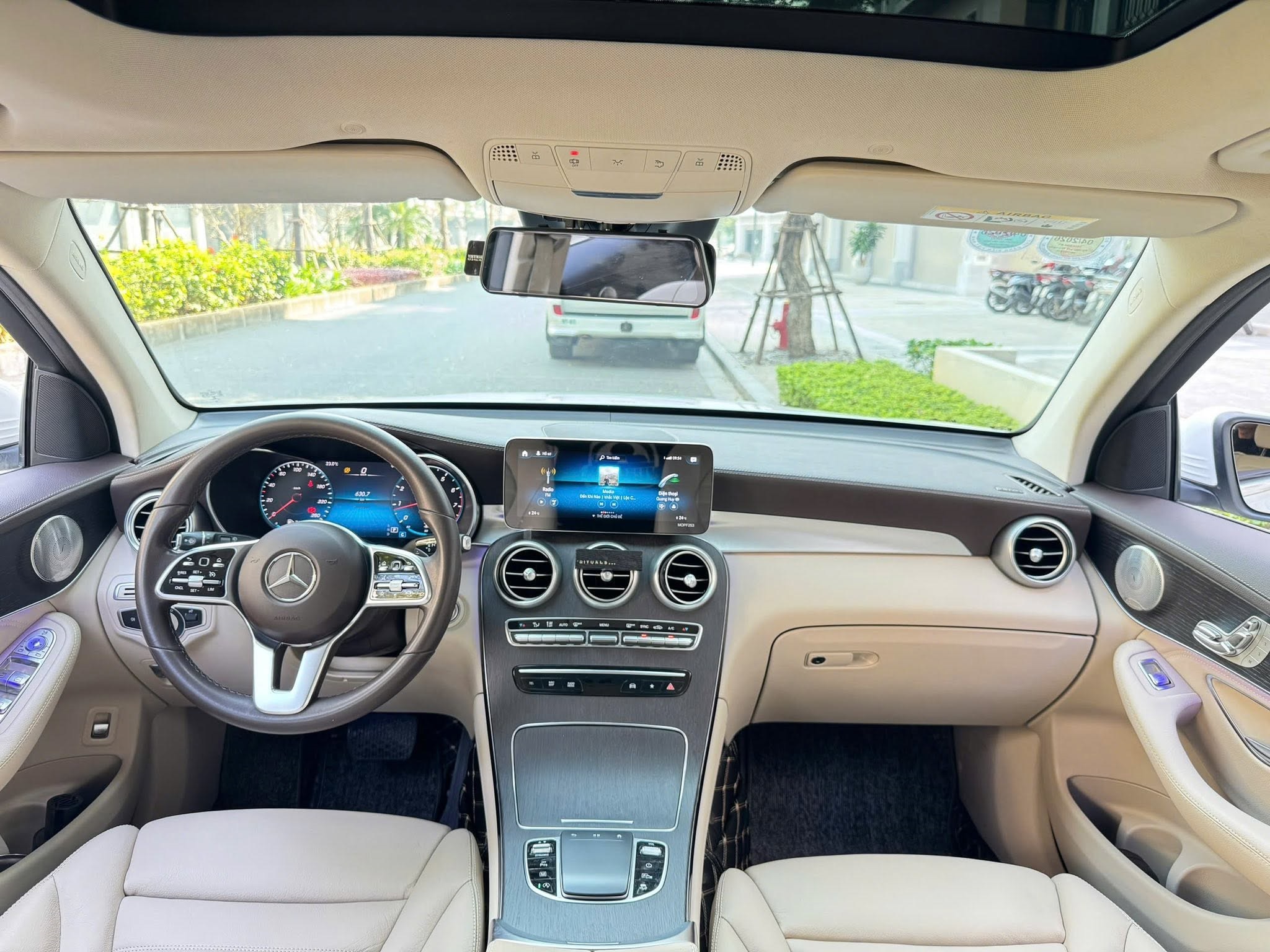 Bán Mercedes-Benz GLC-Class 300 4Matic năm sản xuất 2022, màu trắng, giá tốt